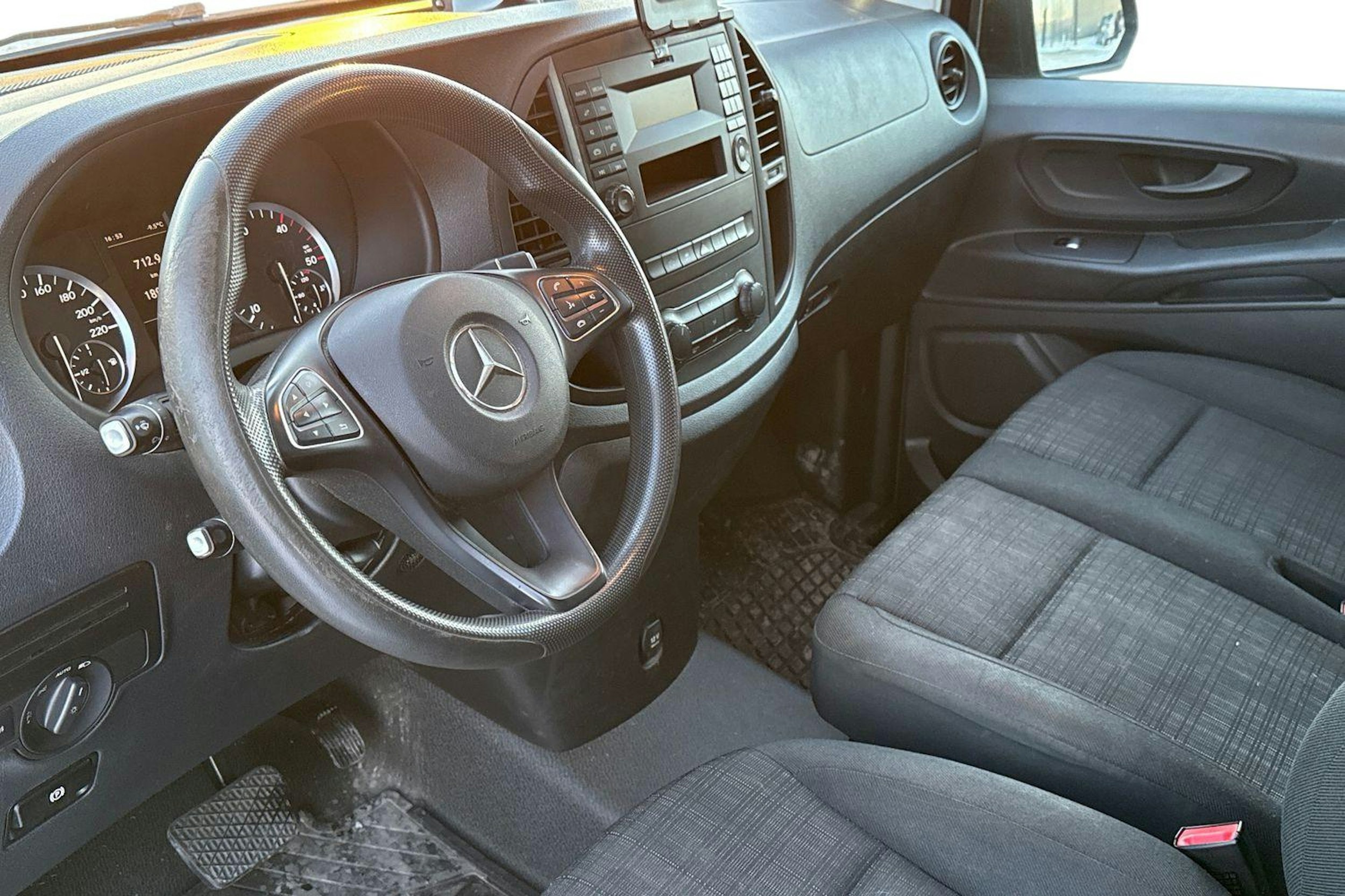 sininen Mercedes-Benz Vito 2015 kuva 3.