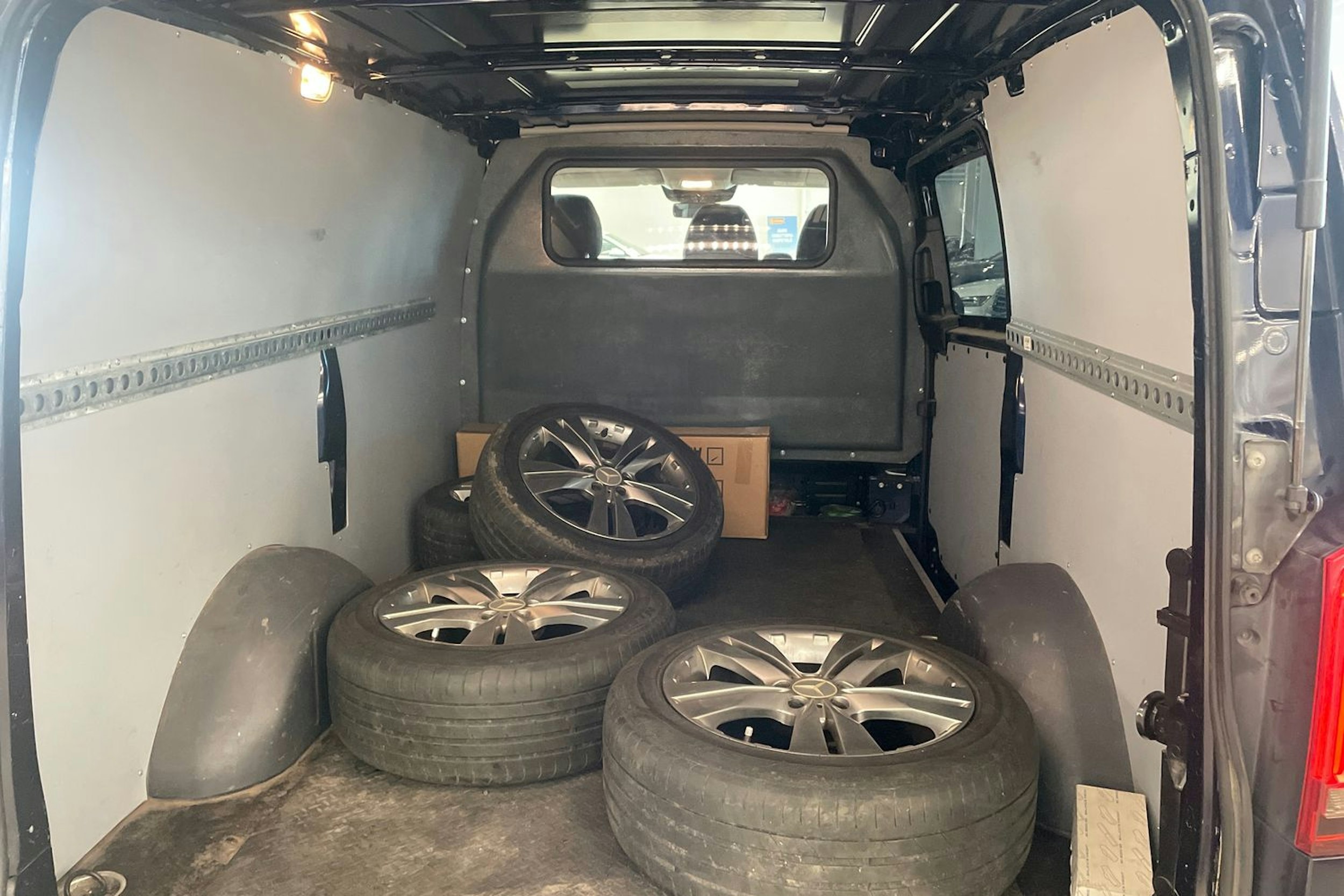 sininen Mercedes-Benz Vito 2015 kuva 14.