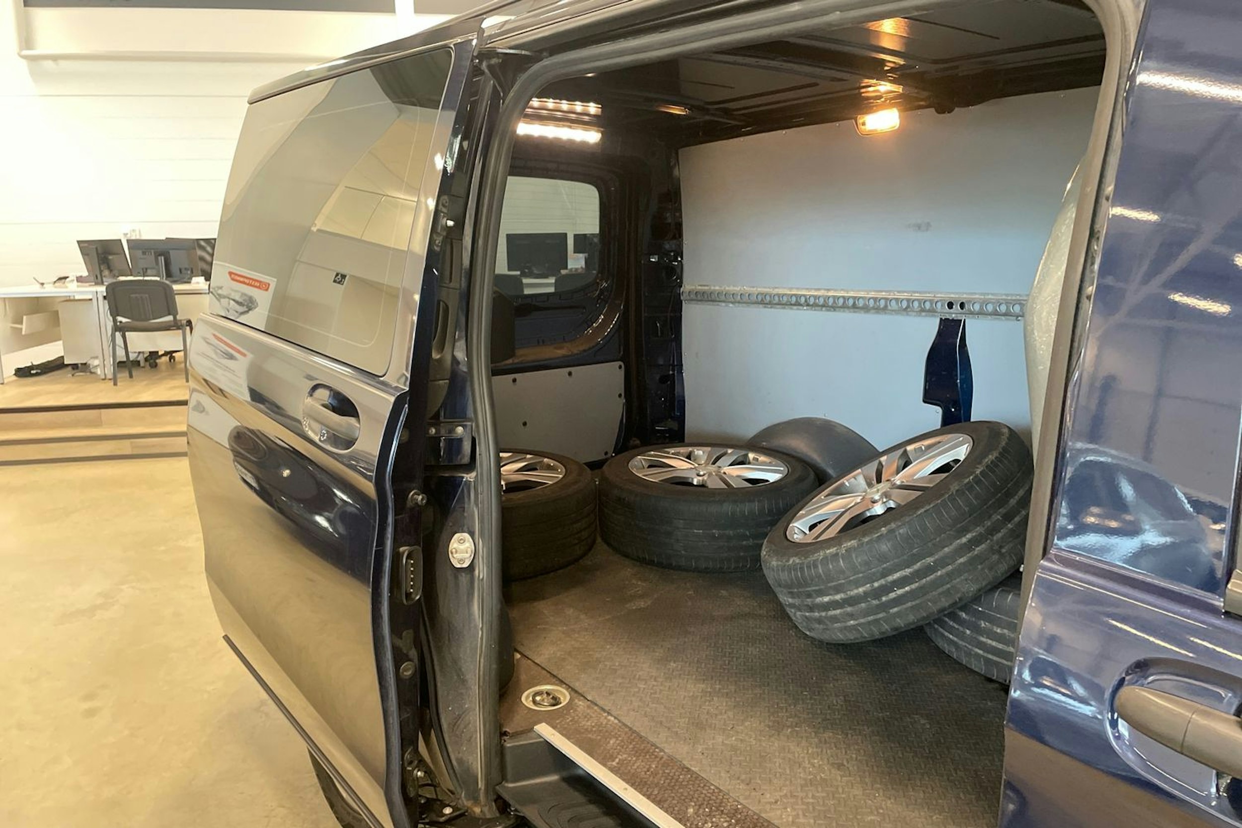 sininen Mercedes-Benz Vito 2015 kuva 15.