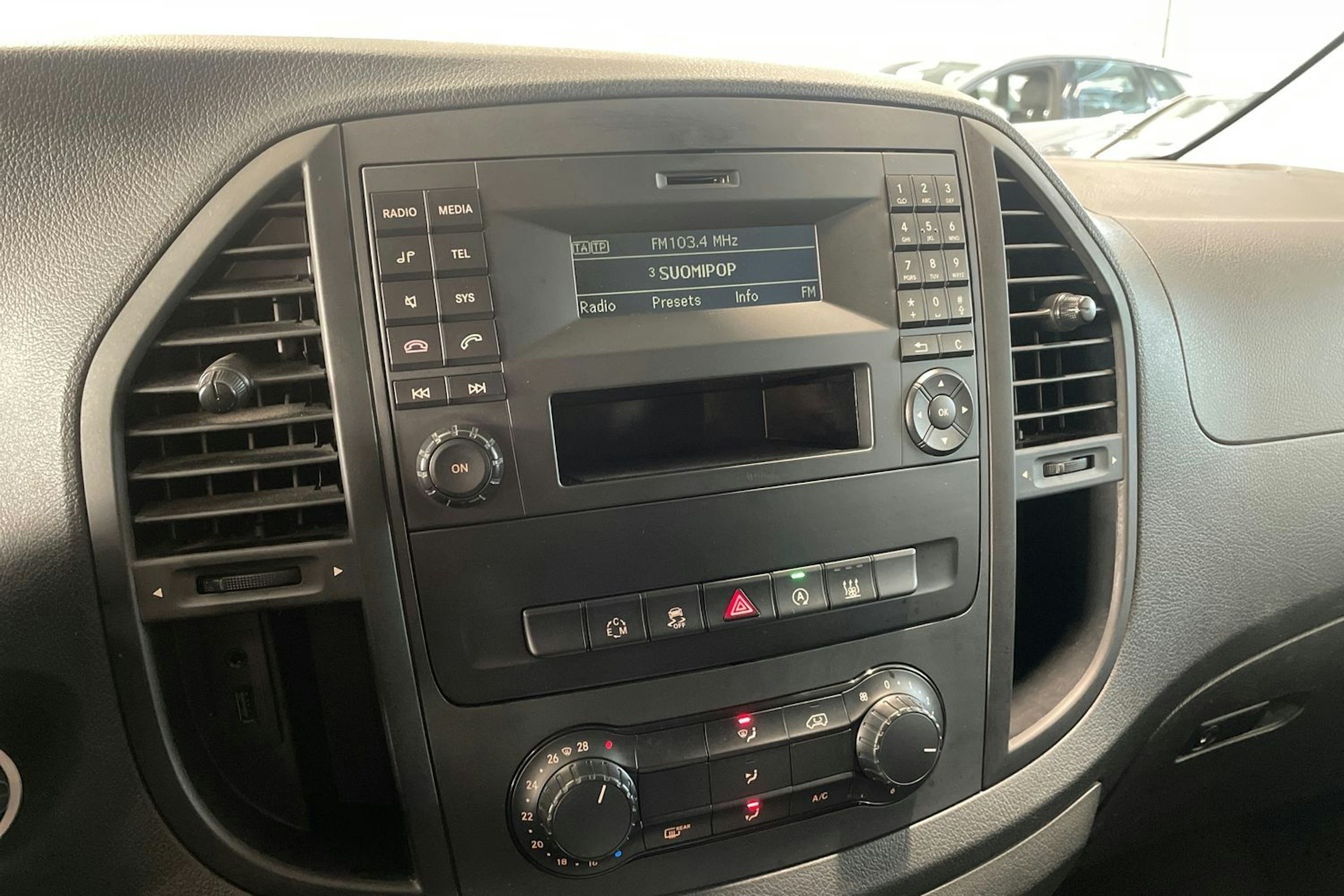 sininen Mercedes-Benz Vito 2015 kuva 22.