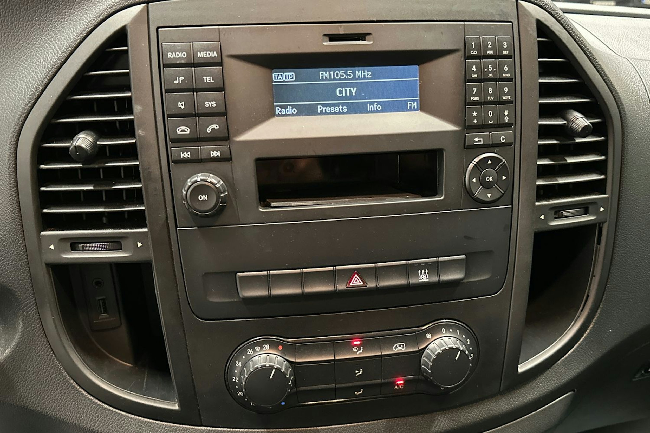 sininen Mercedes-Benz Vito 2015 kuva 17.