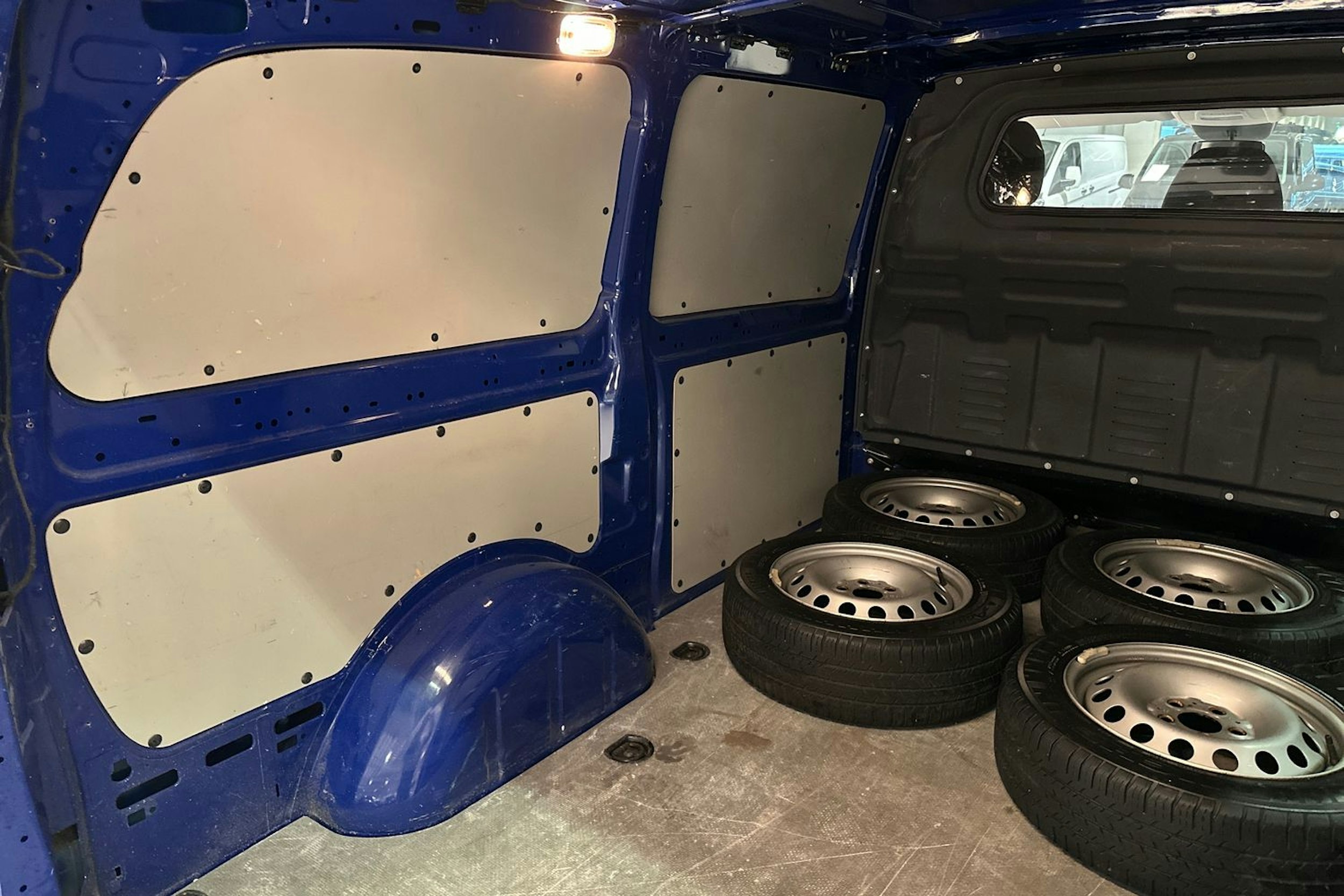 sininen Mercedes-Benz Vito 2015 kuva 23.