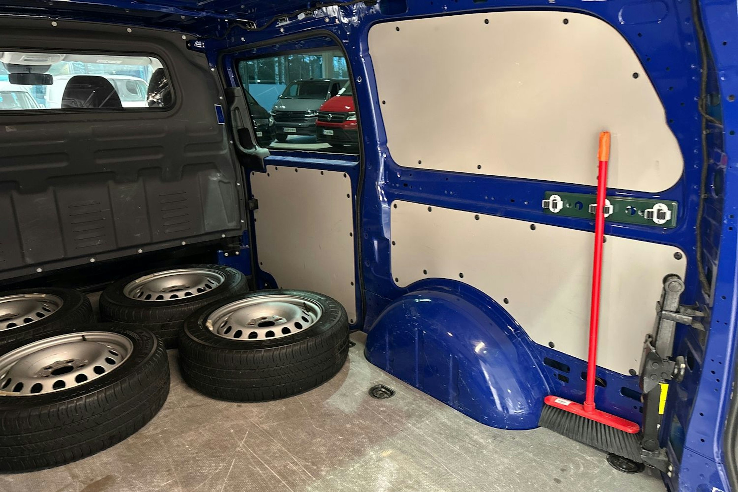 sininen Mercedes-Benz Vito 2015 kuva 24.