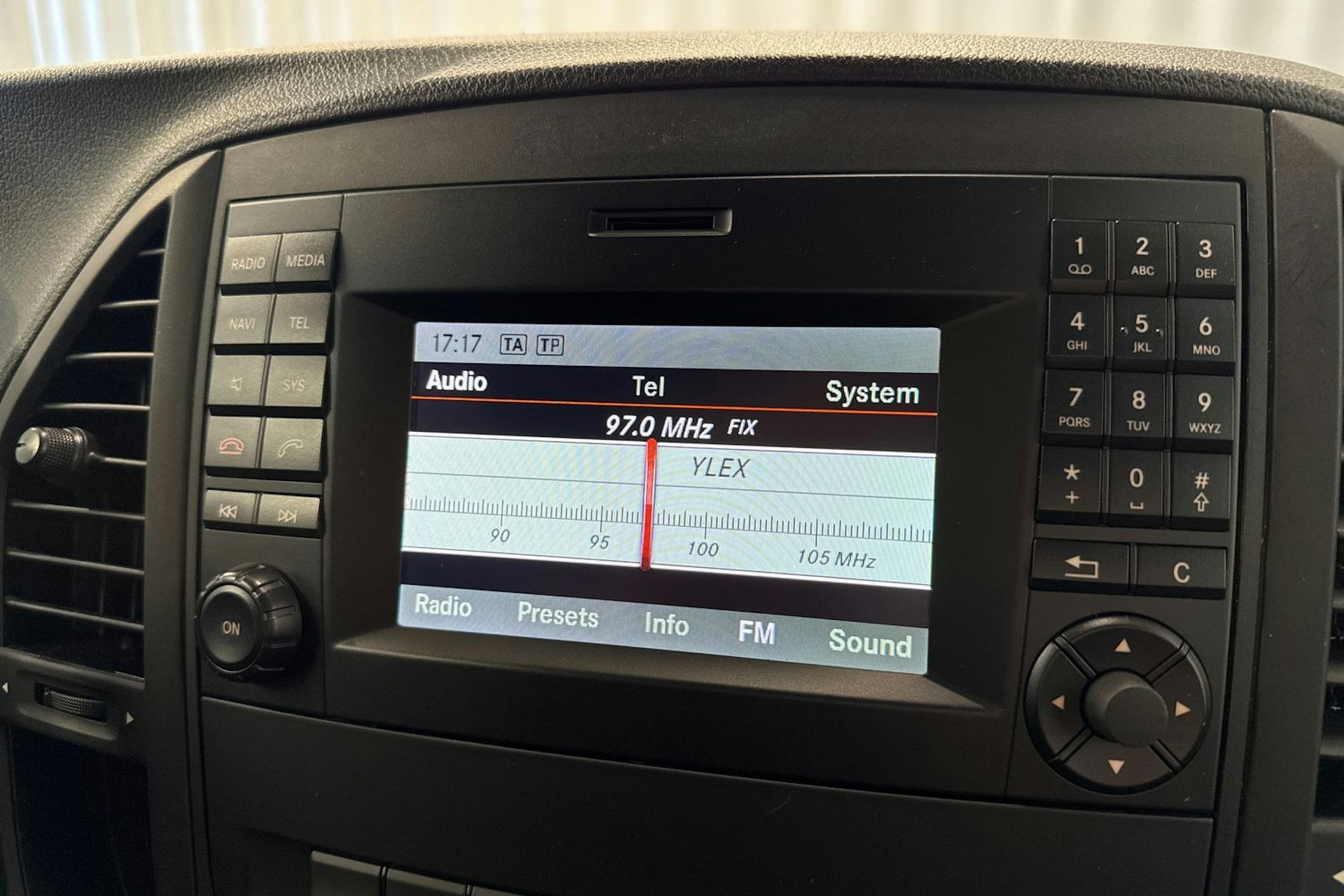 valkoinen Mercedes-Benz Vito 2016 kuva 19.