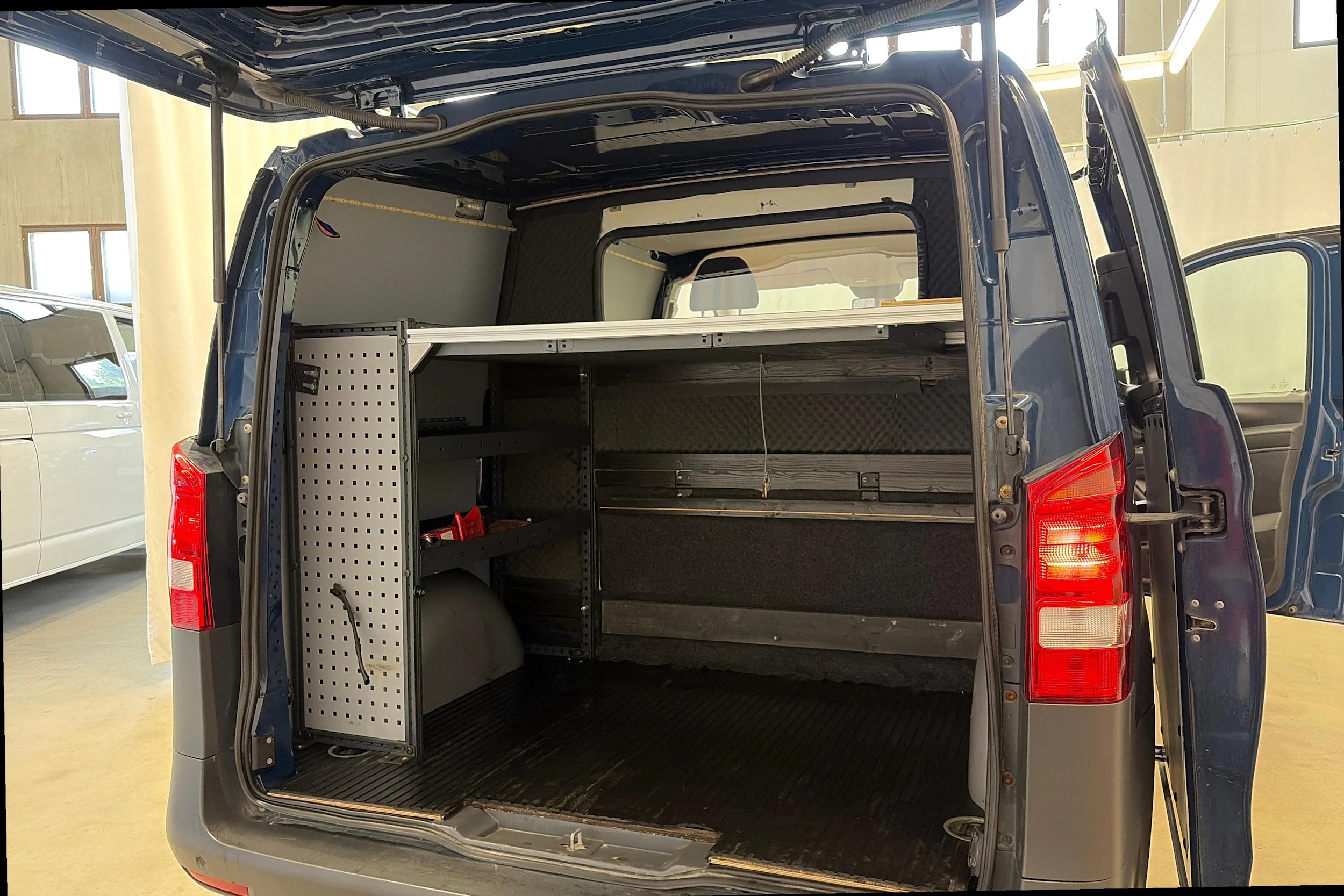 sininen Mercedes-Benz Vito 2016 kuva 7.