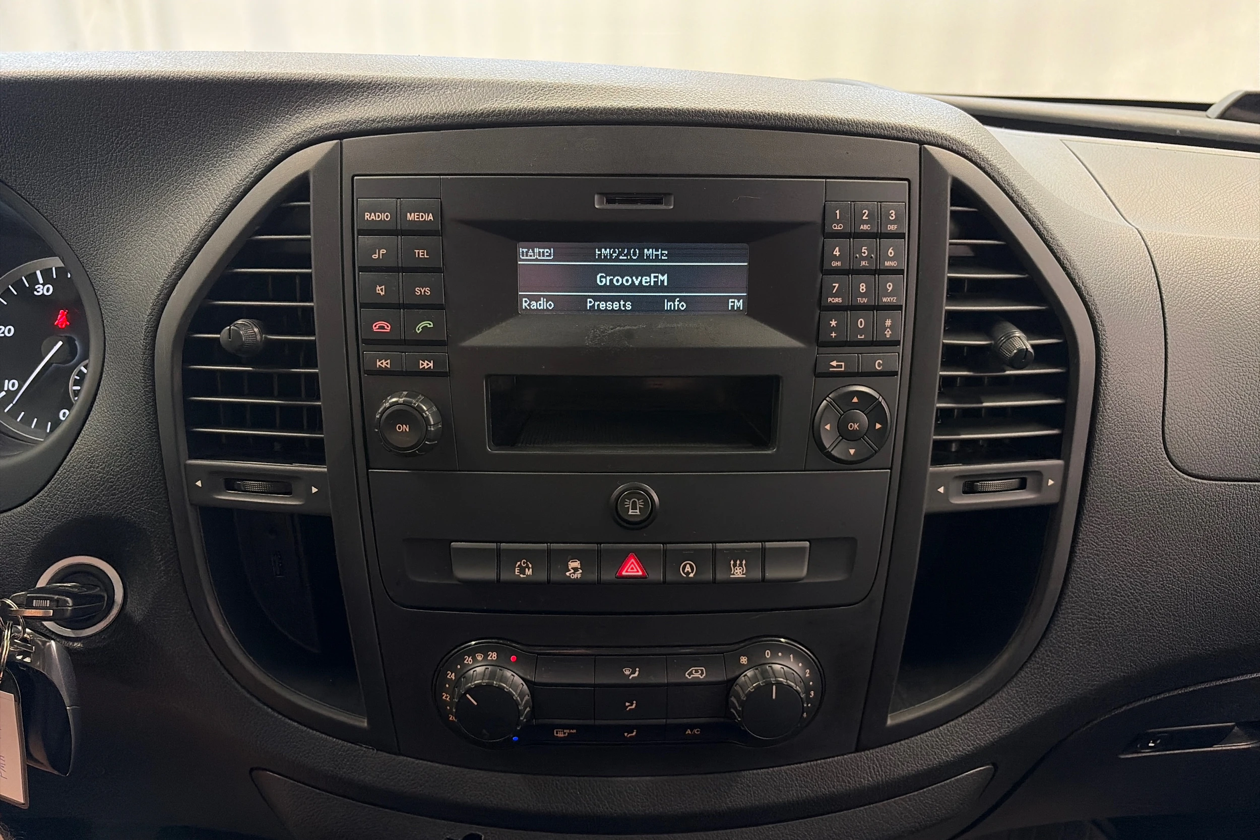 sininen Mercedes-Benz Vito 2016 kuva 17.