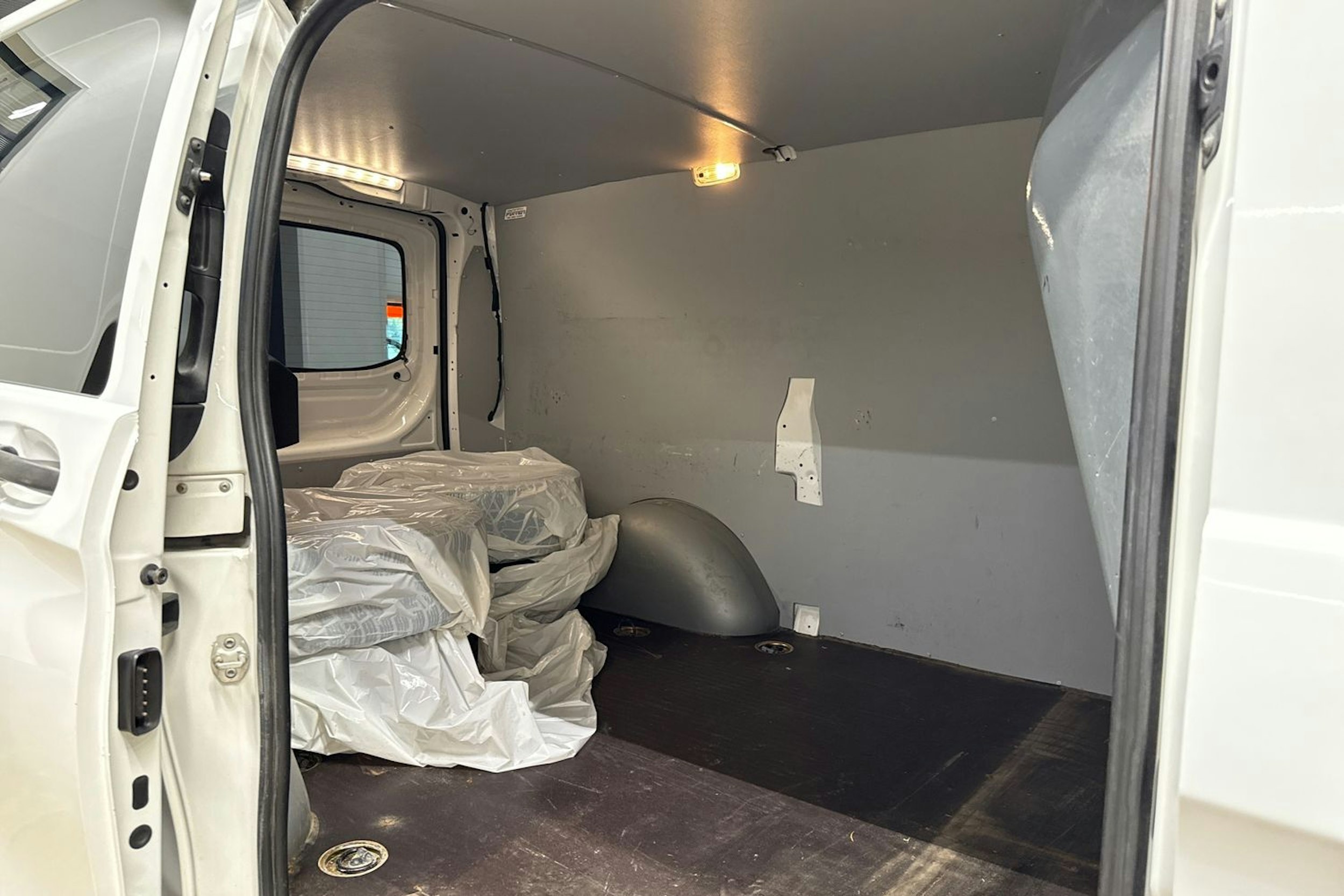 valkoinen Mercedes-Benz Vito 2016 kuva 22.