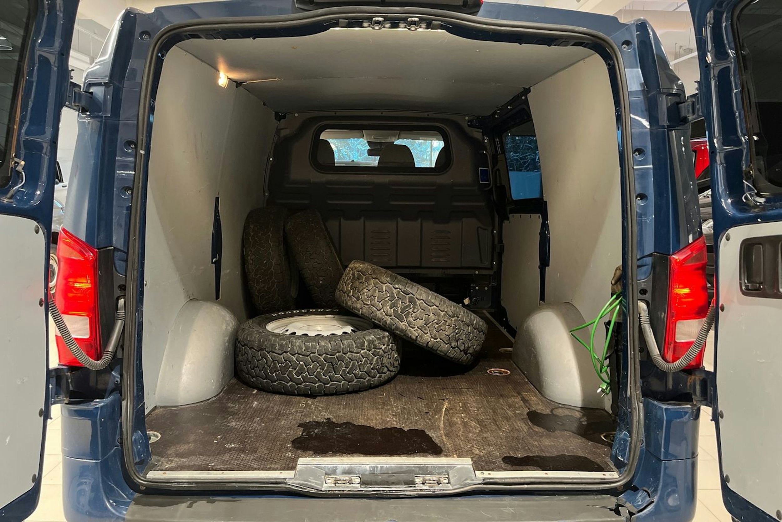 Sininen Mercedes-Benz VITO 2016 kuva 24.