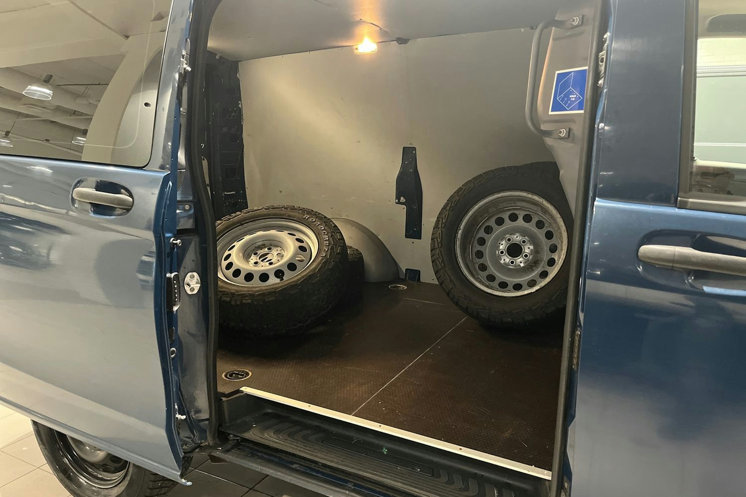 Sininen Mercedes-Benz VITO 2016 kuva 25.