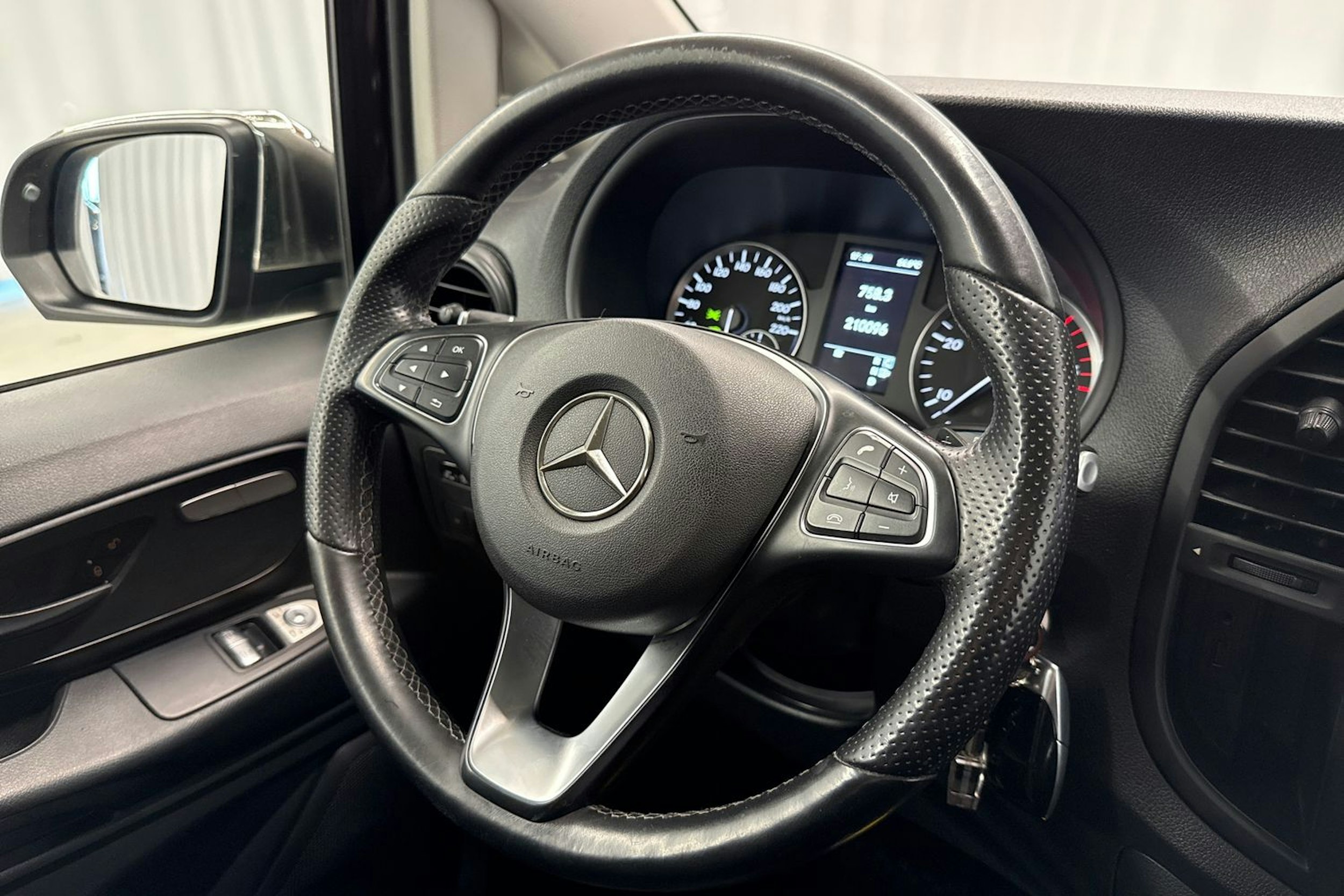 ruskea (beige) Mercedes-Benz Vito 2016 kuva 13.