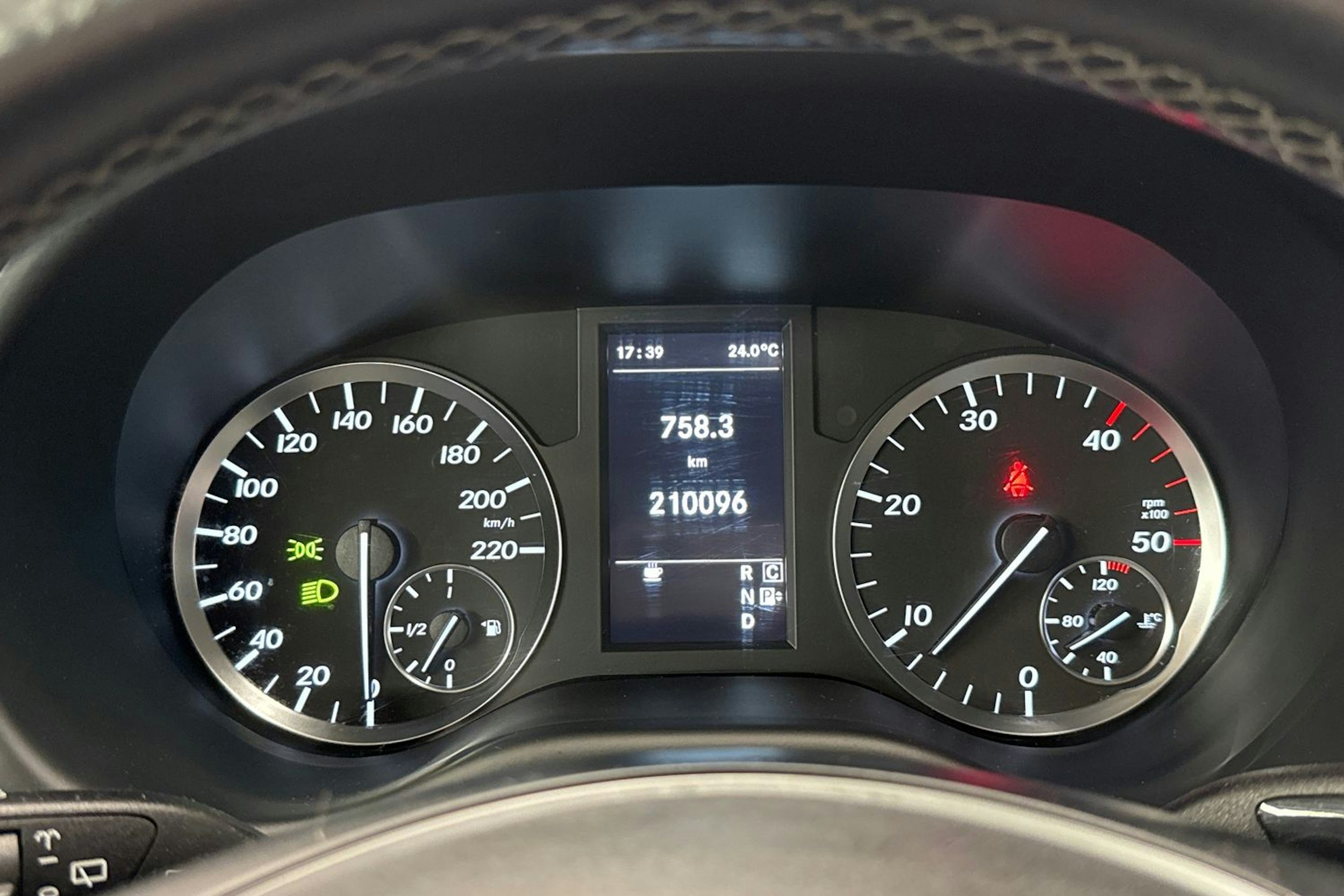 ruskea (beige) Mercedes-Benz Vito 2016 kuva 16.