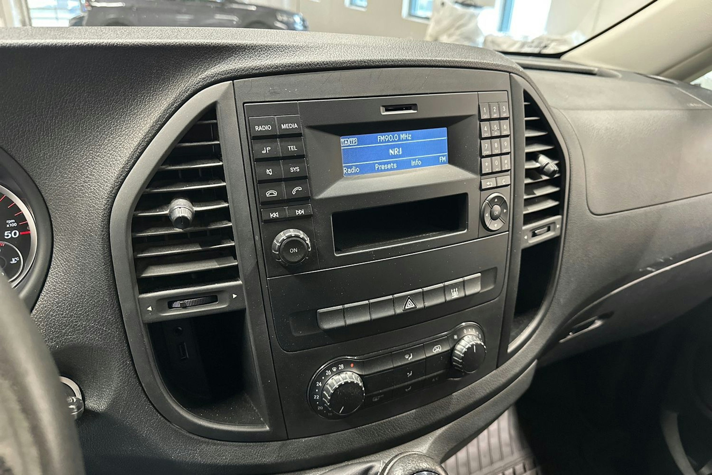 Musta Mercedes-Benz VITO 2016 kuva 20.