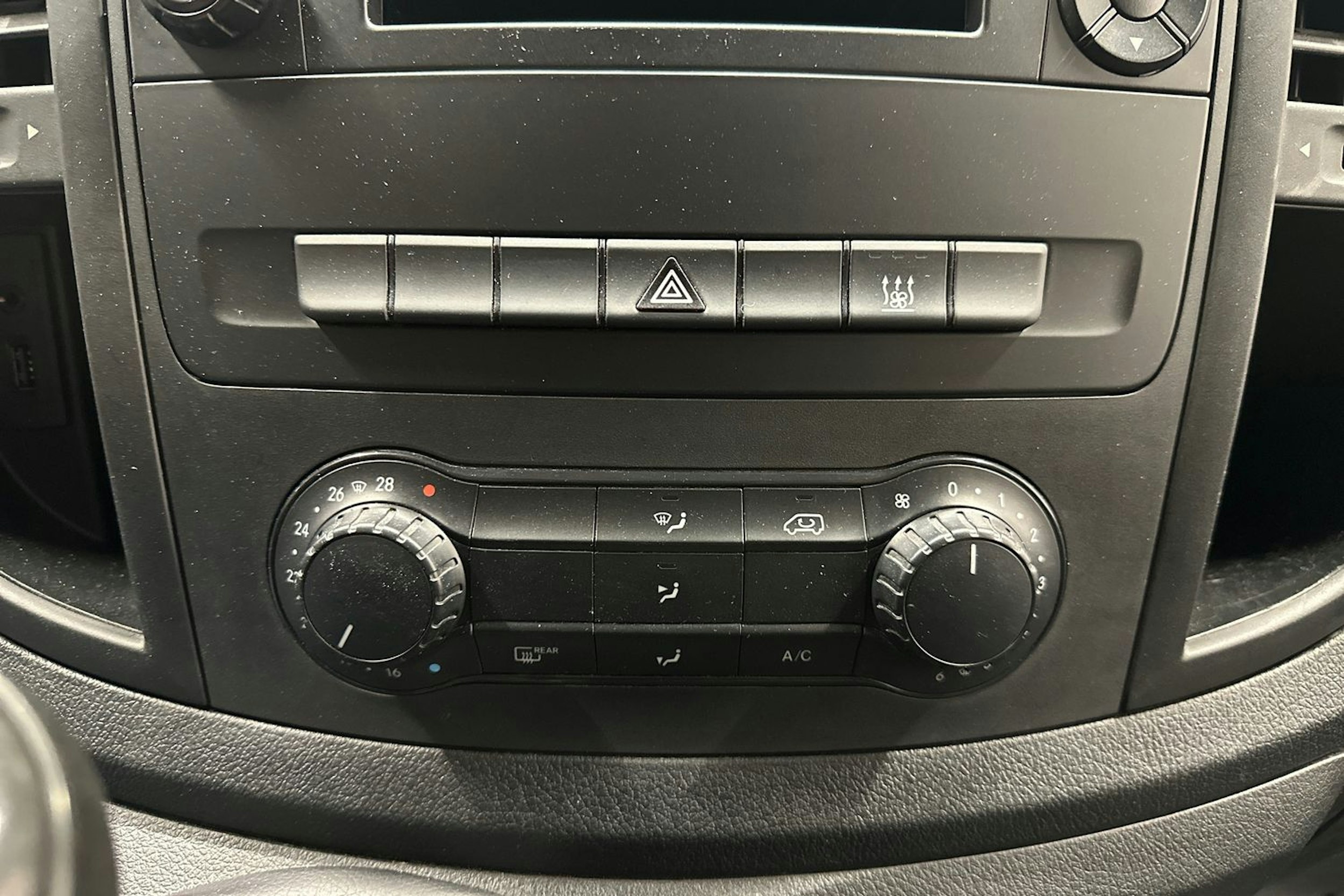 Musta Mercedes-Benz VITO 2016 kuva 22.