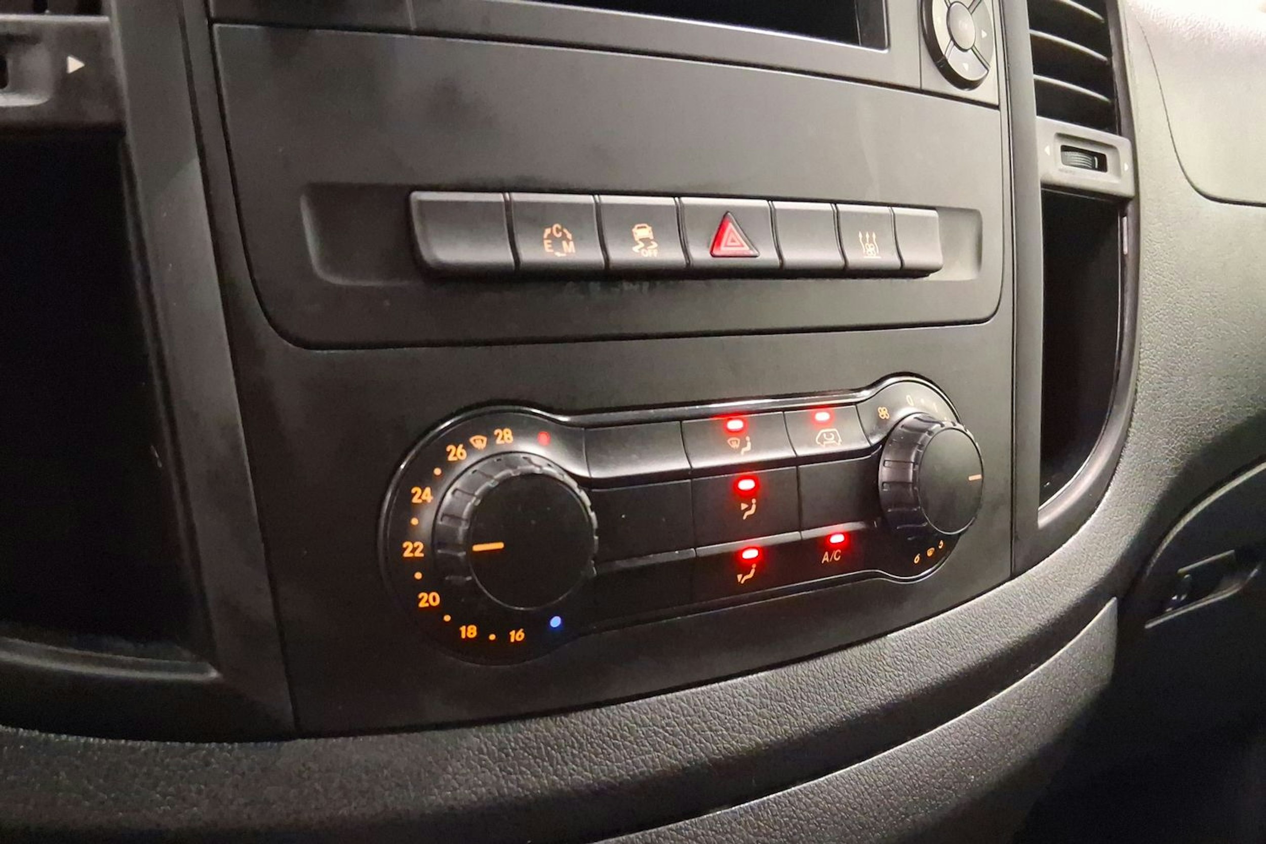 valkoinen Mercedes-Benz Vito 2017 kuva 21.