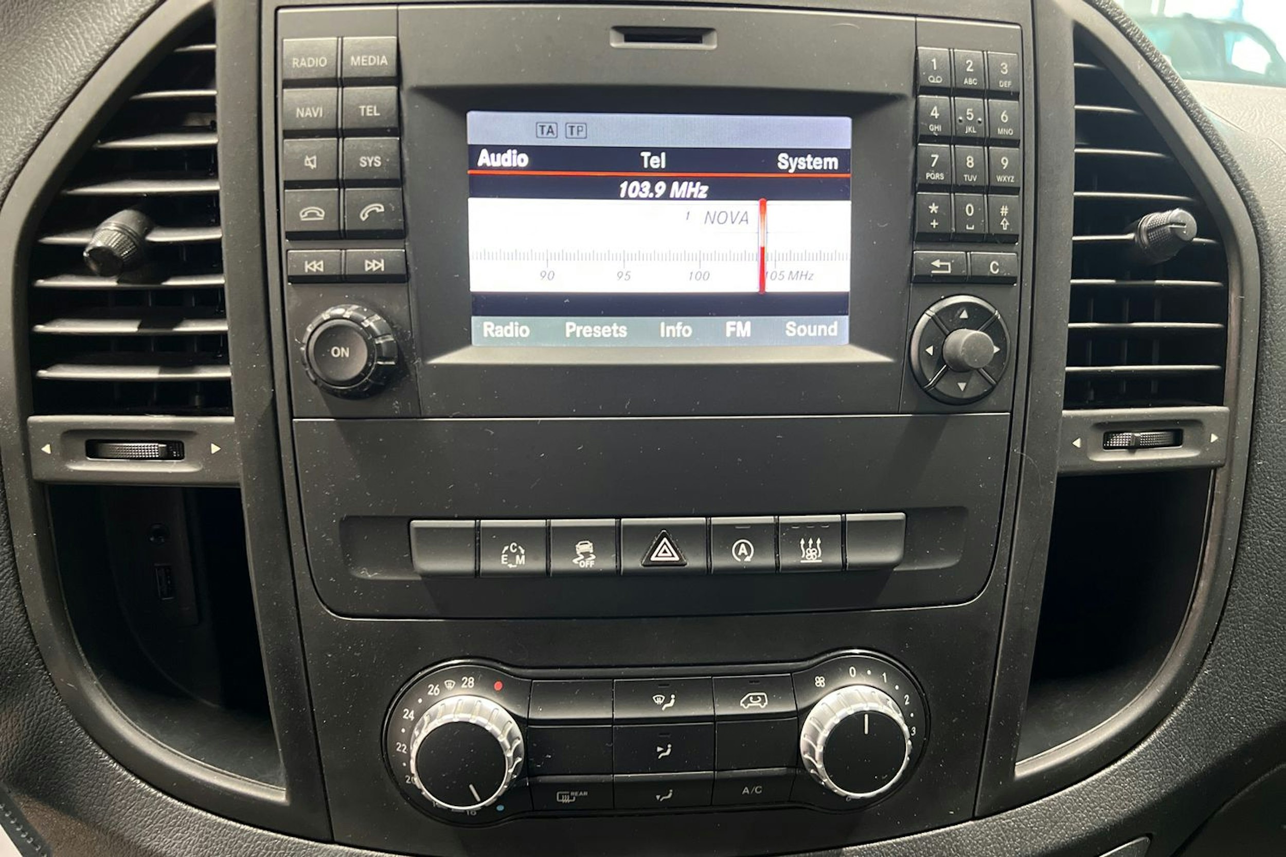 Musta Mercedes-Benz VITO 2017 kuva 14.