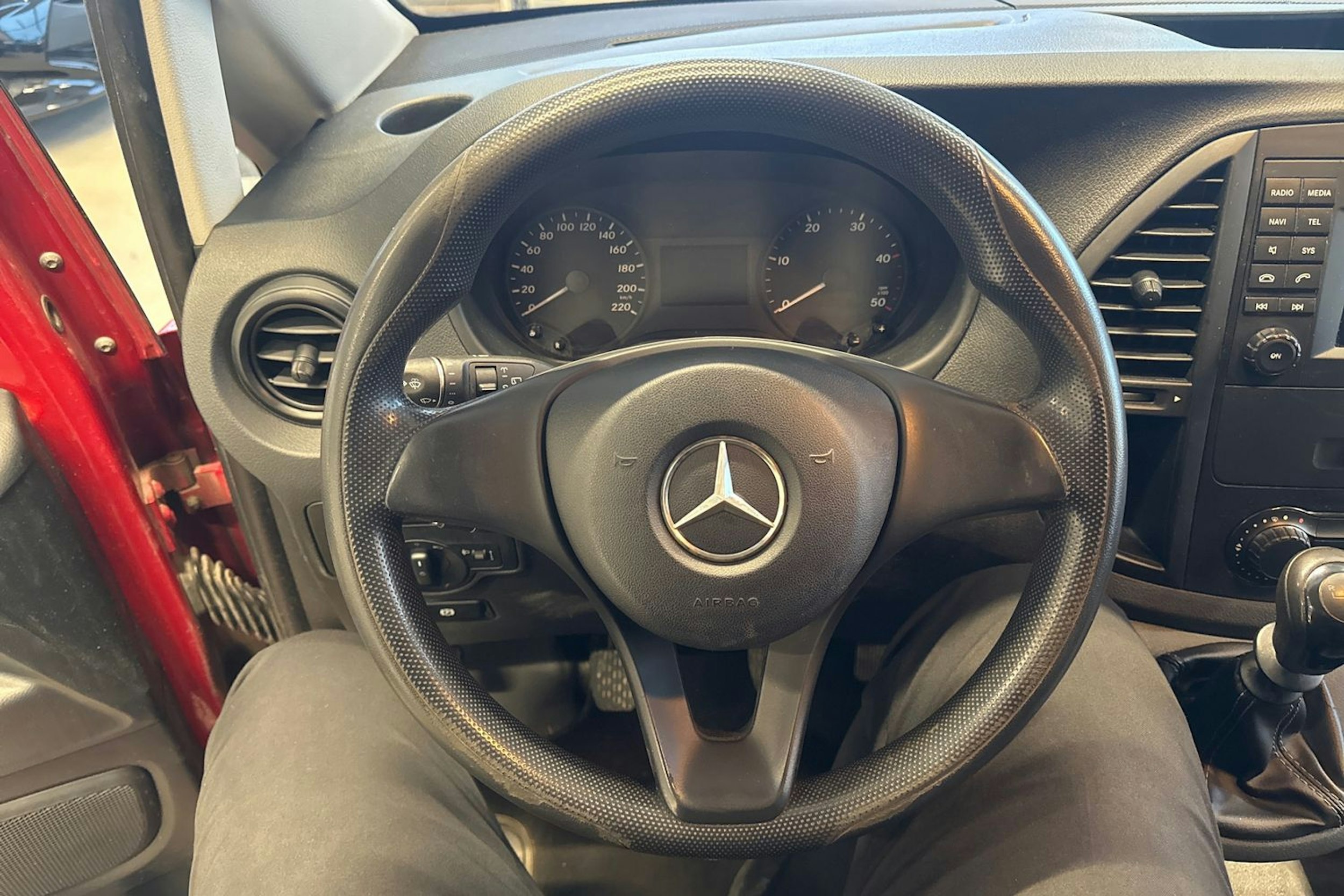 punainen Mercedes-Benz Vito 2017 kuva 16.