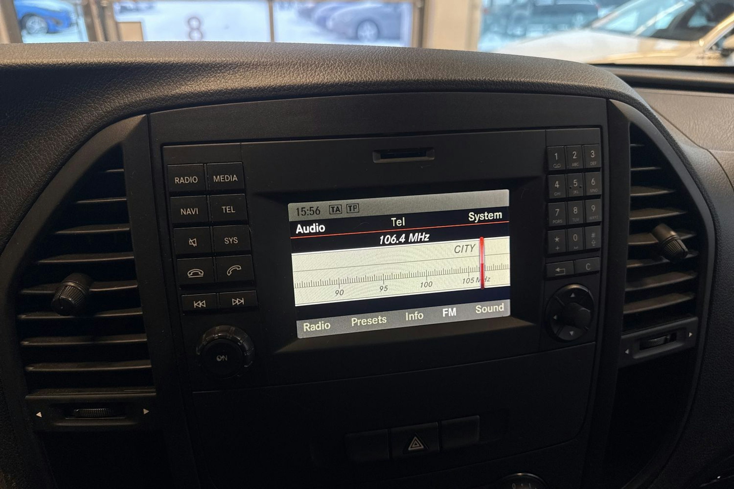 punainen Mercedes-Benz Vito 2017 kuva 21.