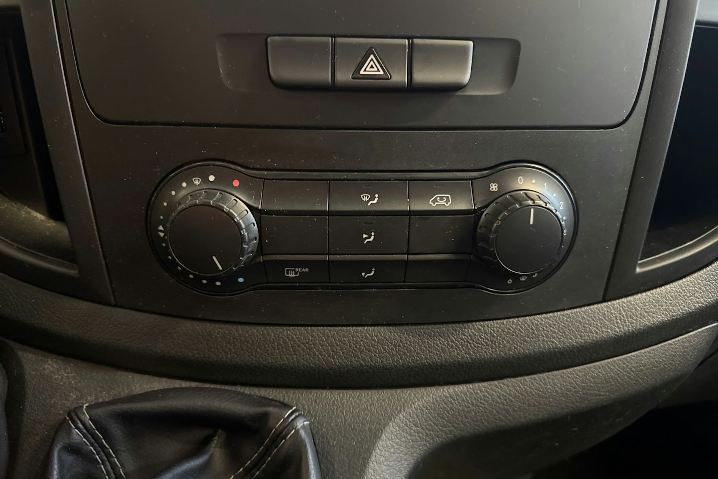 punainen Mercedes-Benz Vito 2017 kuva 24.