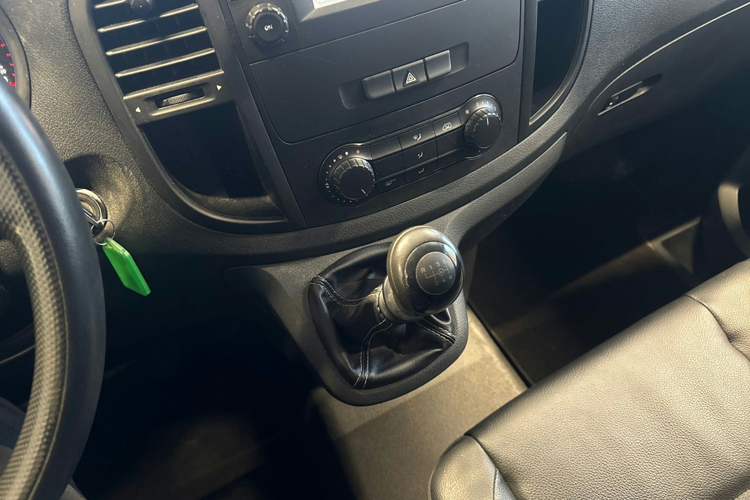 punainen Mercedes-Benz Vito 2017 kuva 25.