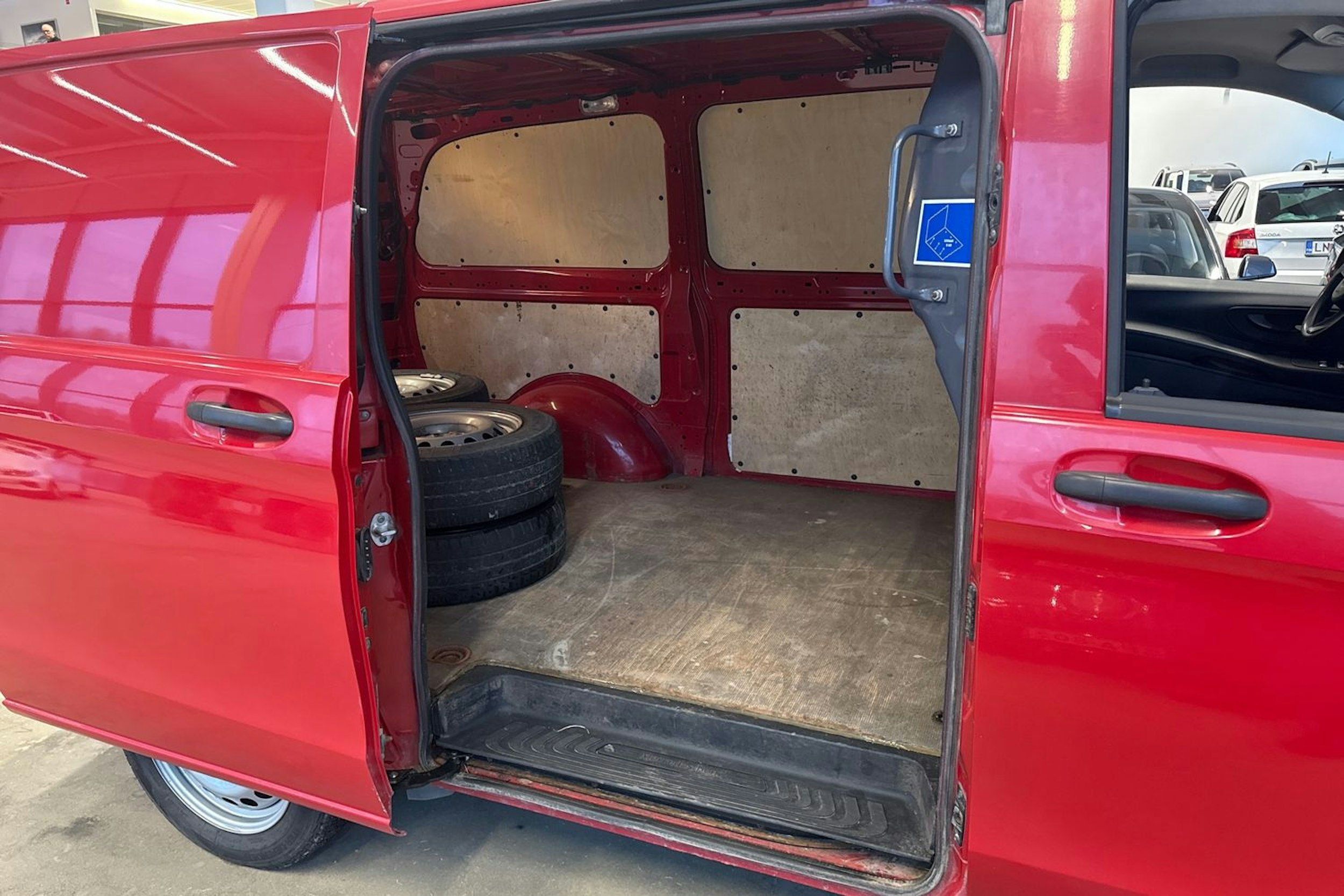 punainen Mercedes-Benz Vito 2017 kuva 26.