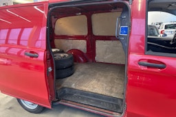 punainen Mercedes-Benz Vito 2017 kuva 26.