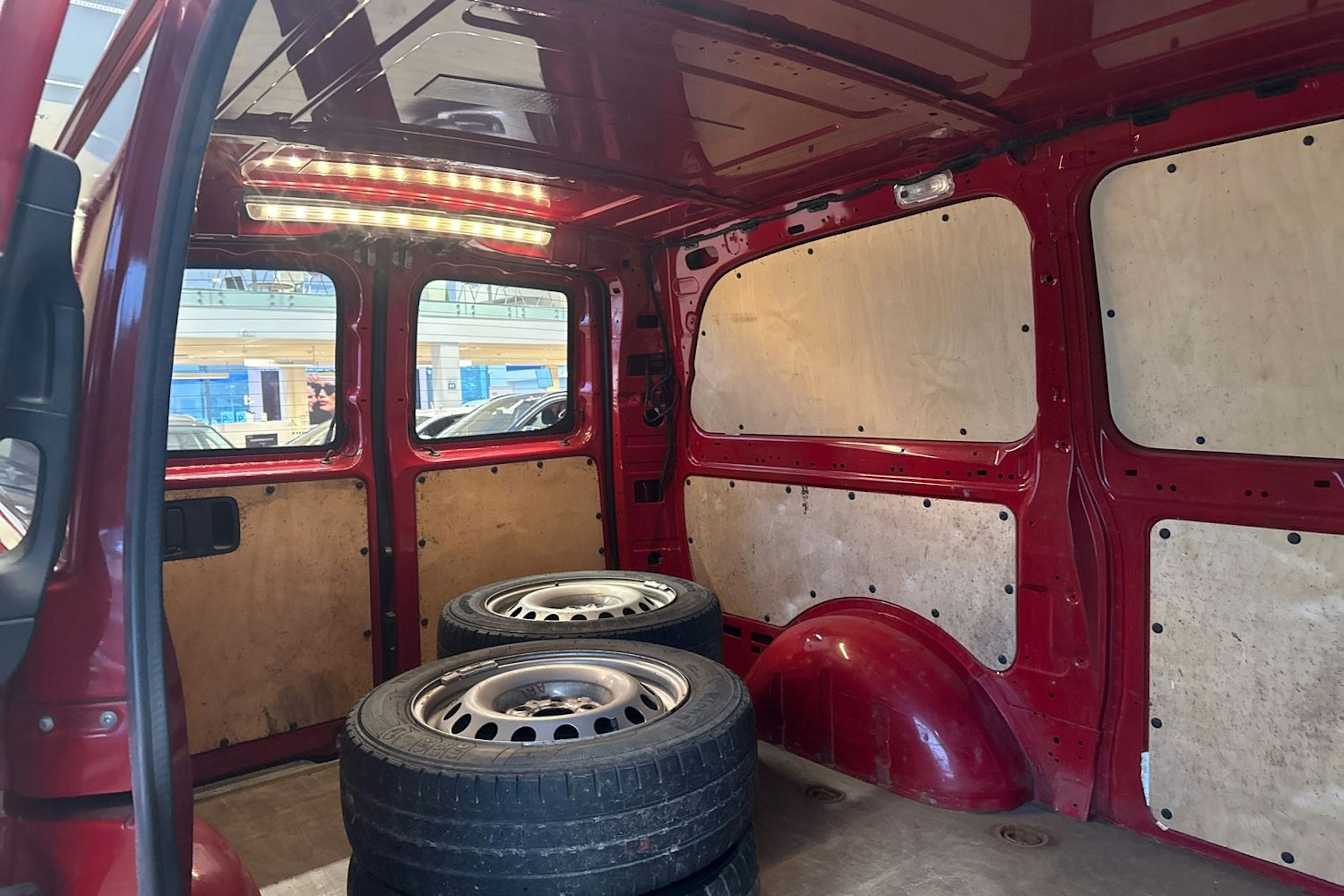 punainen Mercedes-Benz Vito 2017 kuva 27.