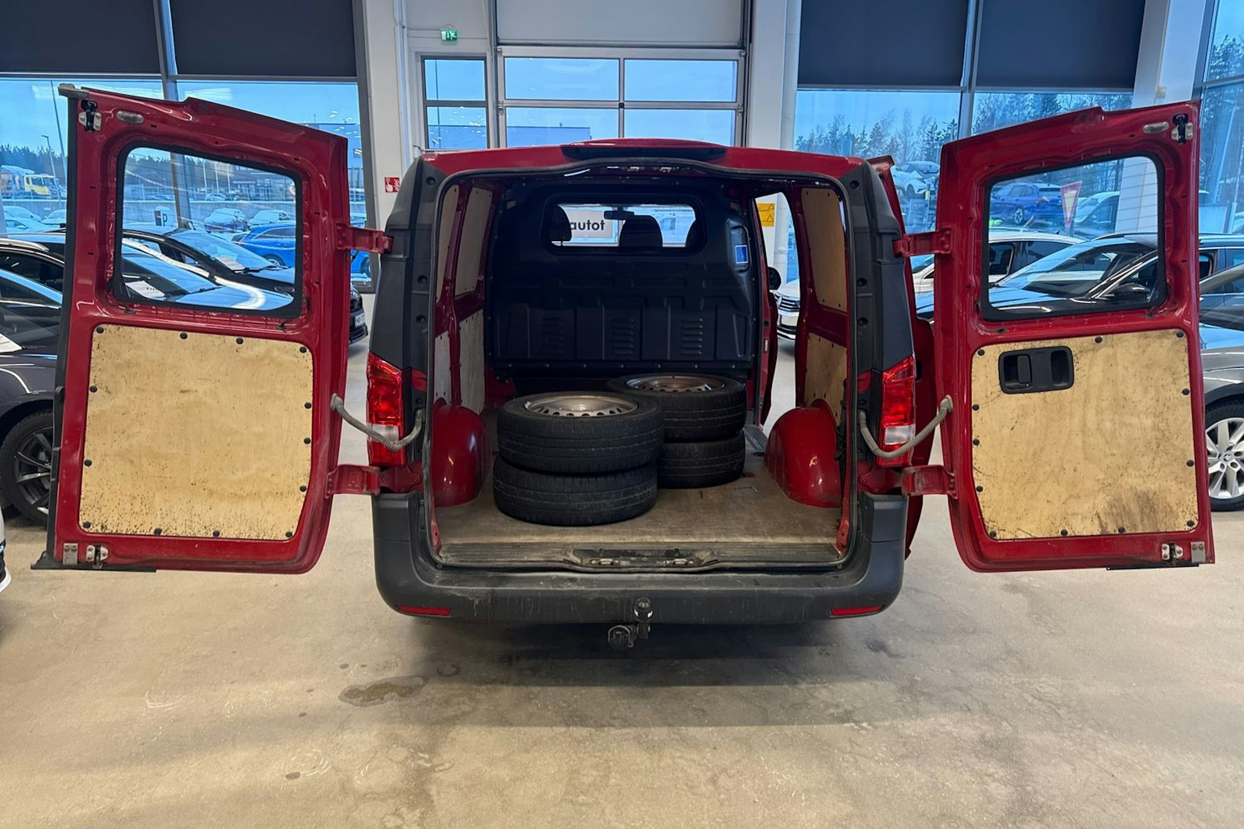 punainen Mercedes-Benz Vito 2017 kuva 28.