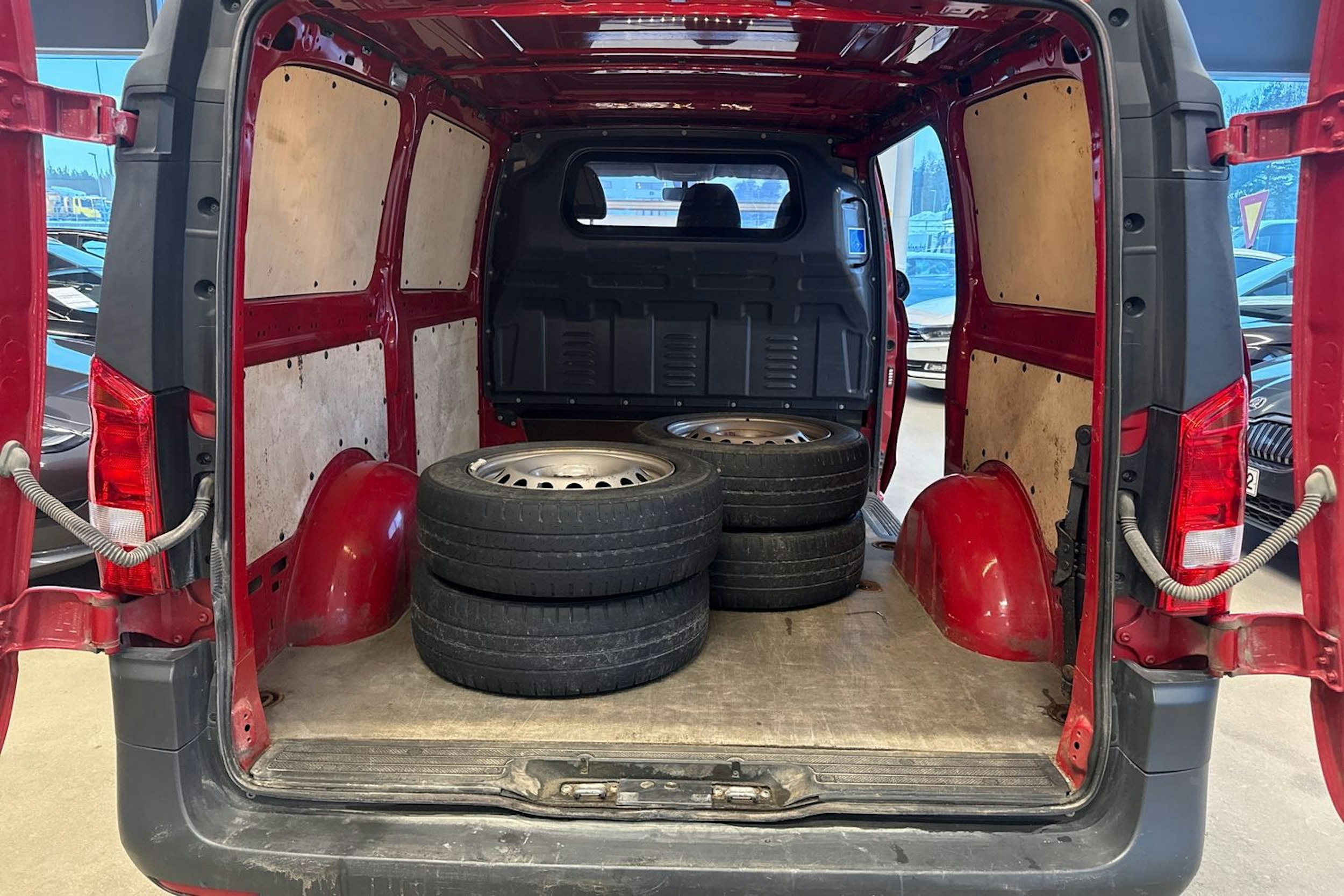 punainen Mercedes-Benz Vito 2017 kuva 32.