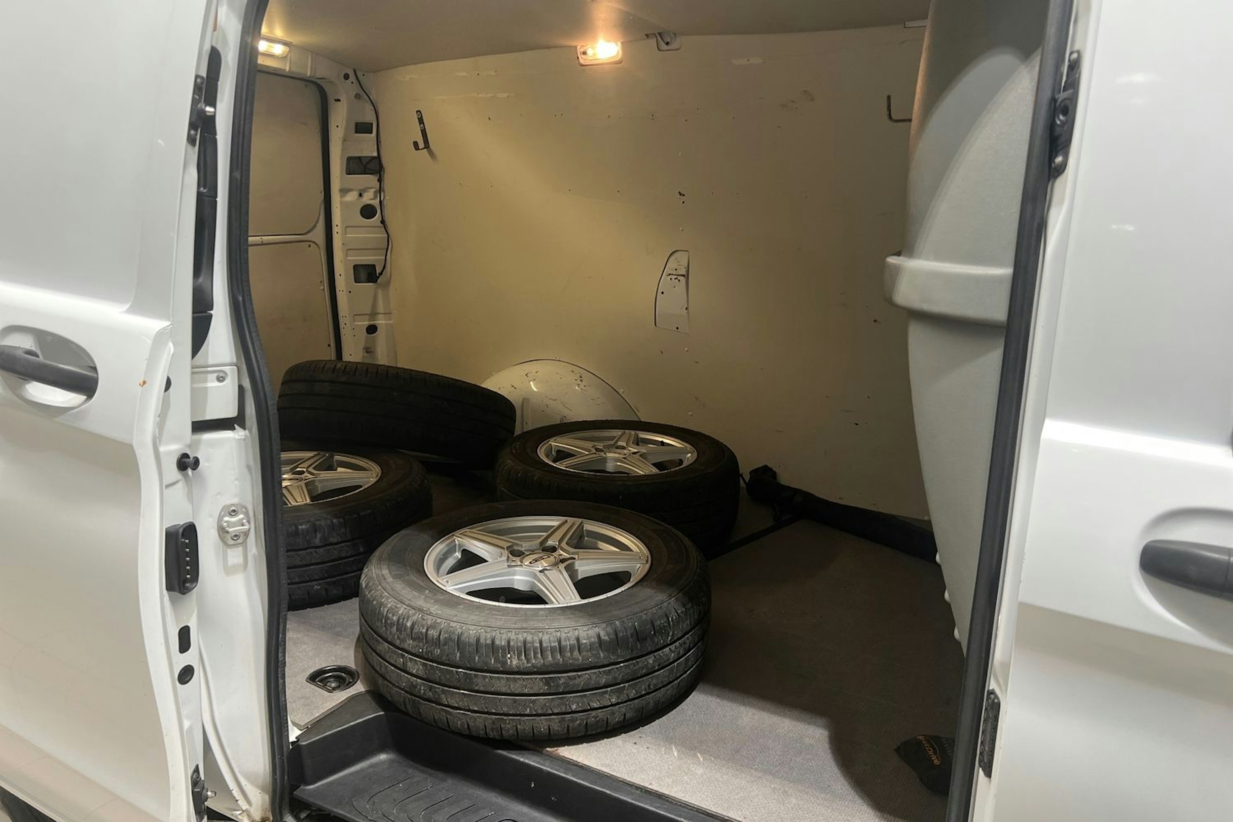 valkoinen Mercedes-Benz Vito 2017 kuva 18.