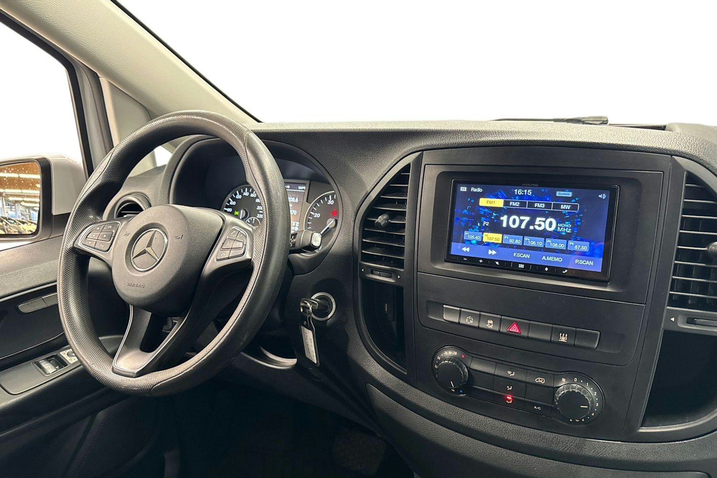 valkoinen Mercedes-Benz Vito 2017 kuva 8.