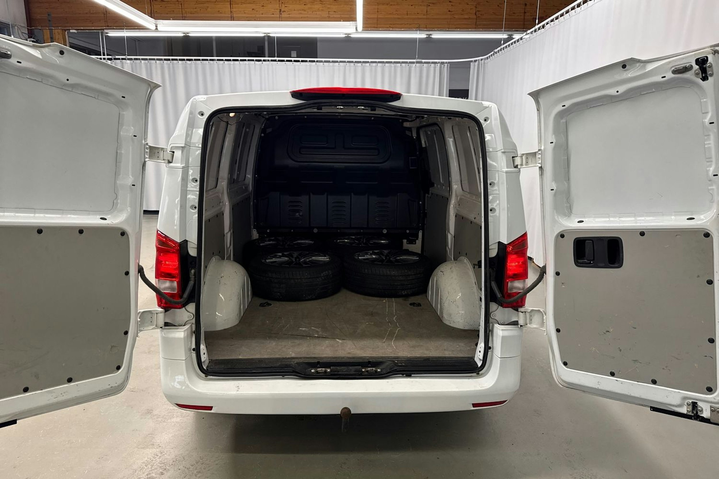 valkoinen Mercedes-Benz Vito 2017 kuva 19.