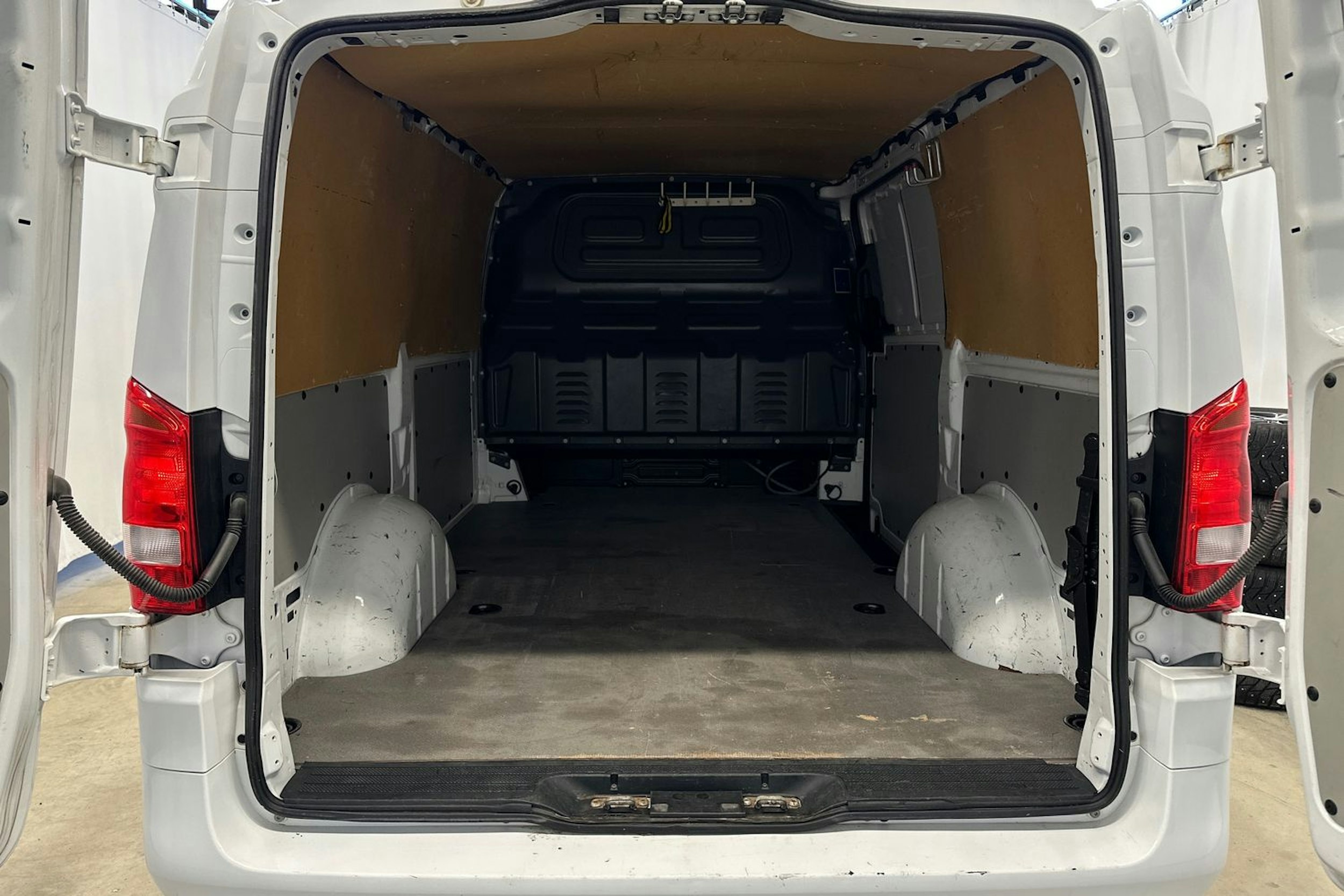 valkoinen Mercedes-Benz Vito 2017 kuva 19.