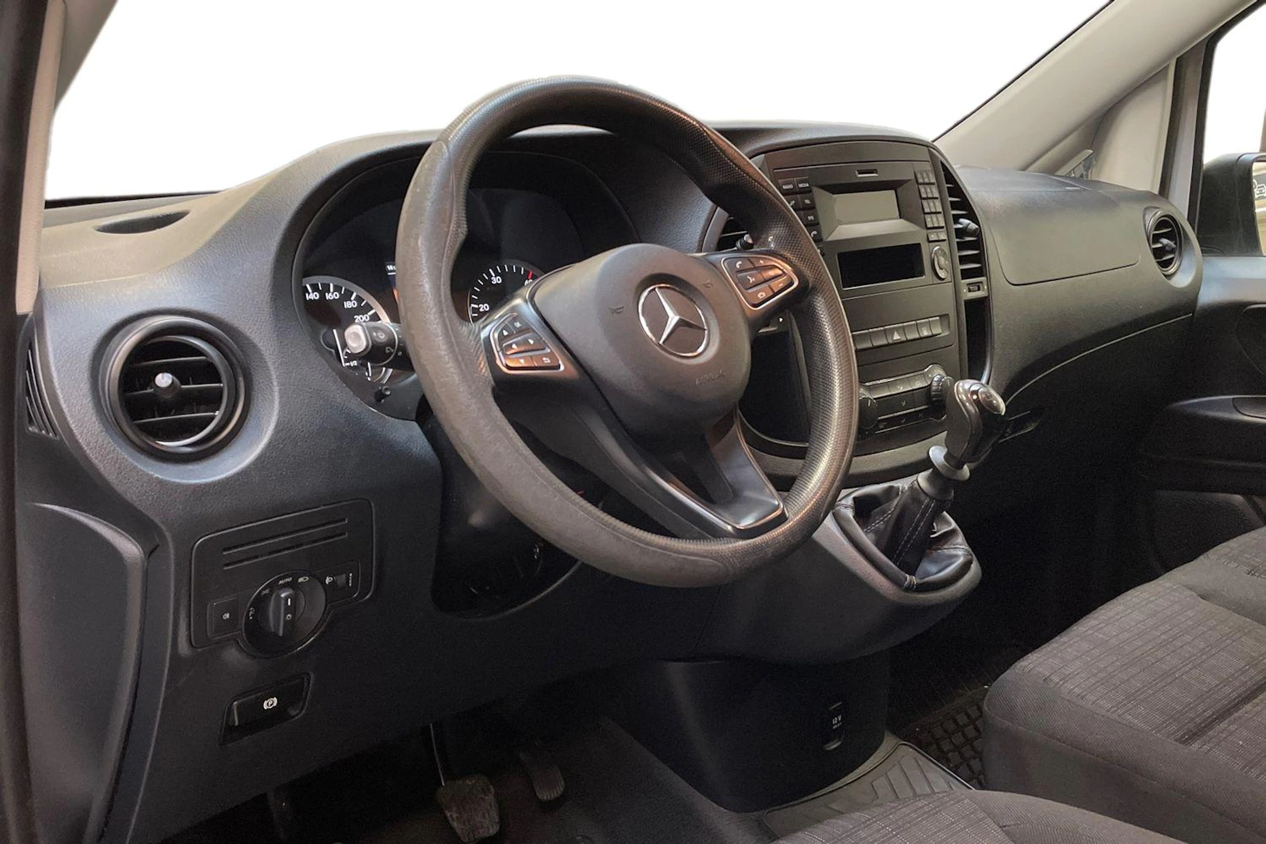 valkoinen Mercedes-Benz Vito 2018 kuva 8.