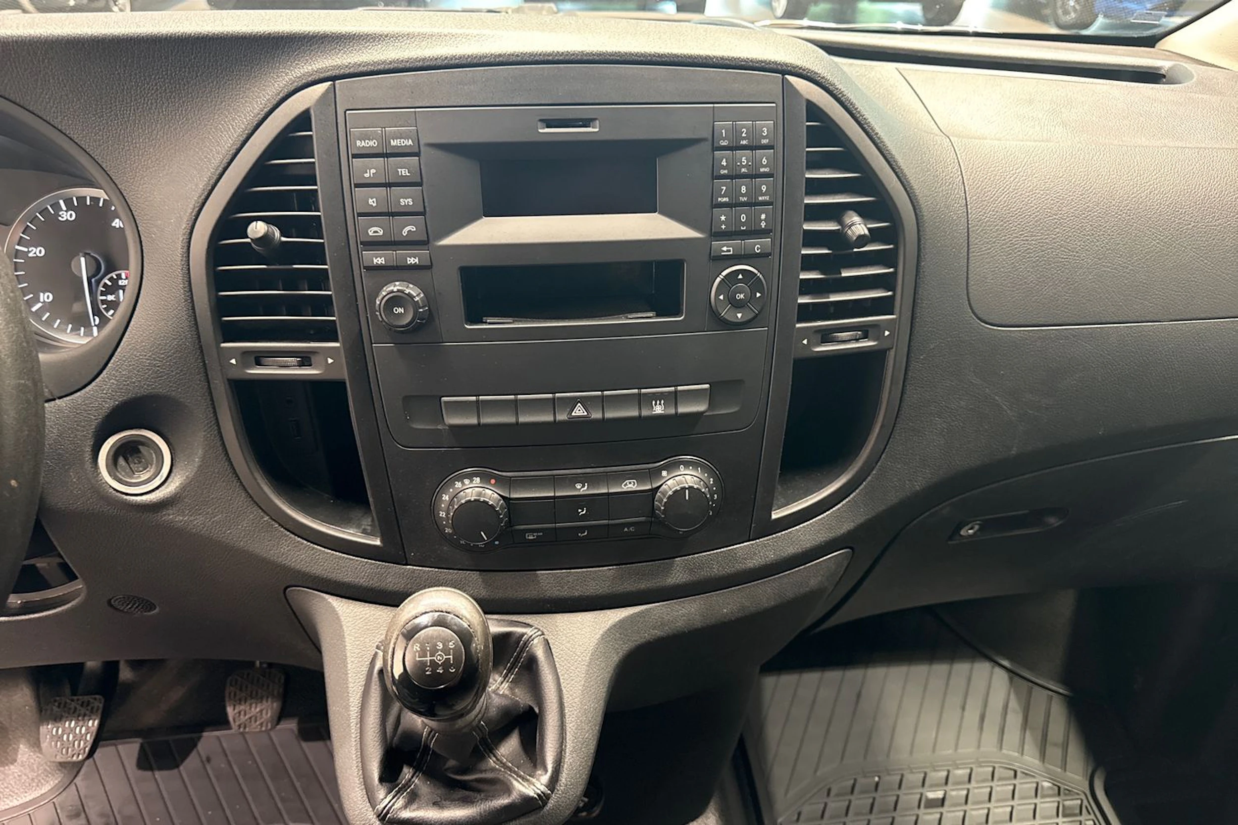 Valkoinen Mercedes-Benz VITO 2018 kuva 19.