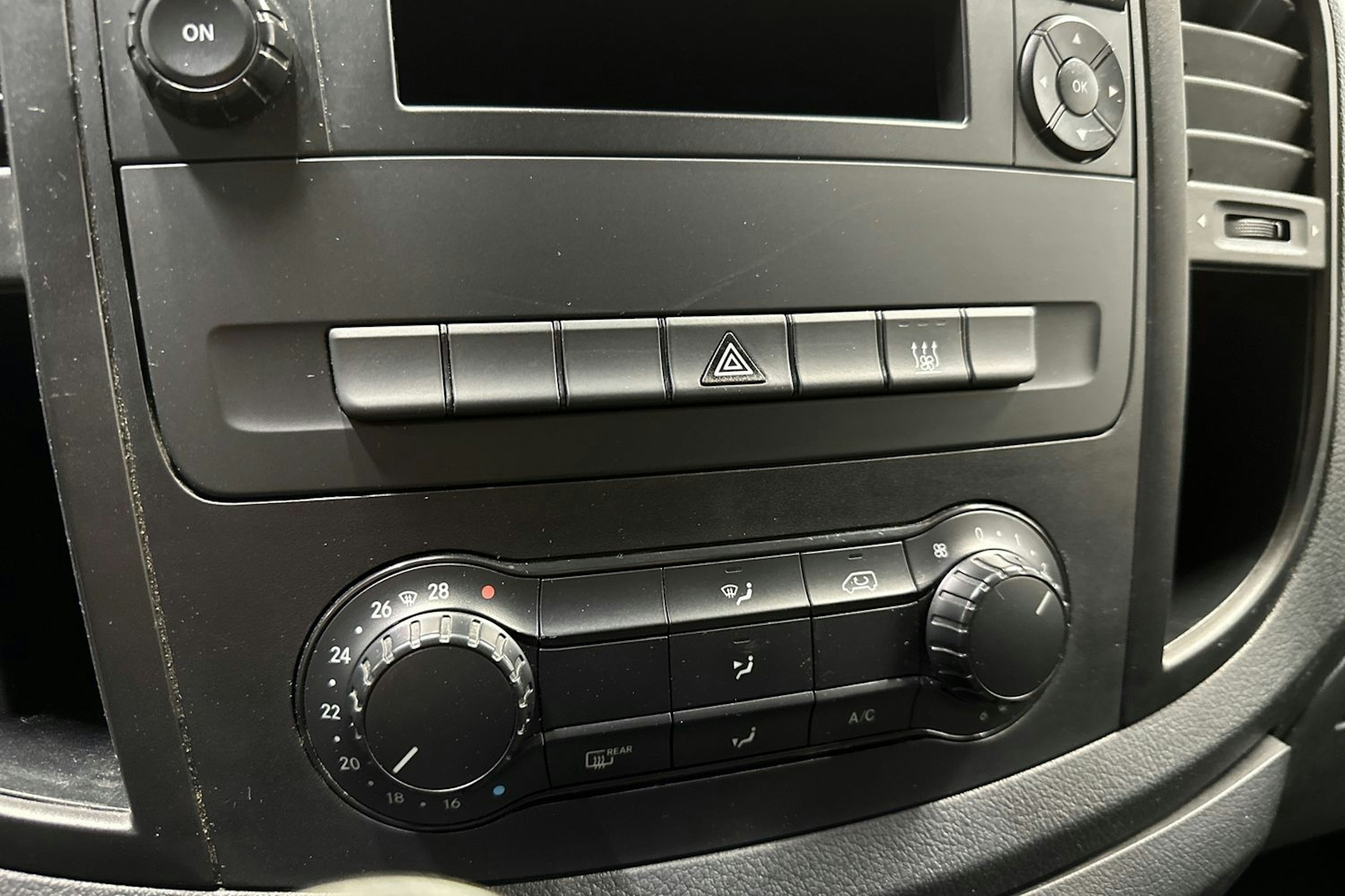 valkoinen Mercedes-Benz Vito 2018 kuva 22.