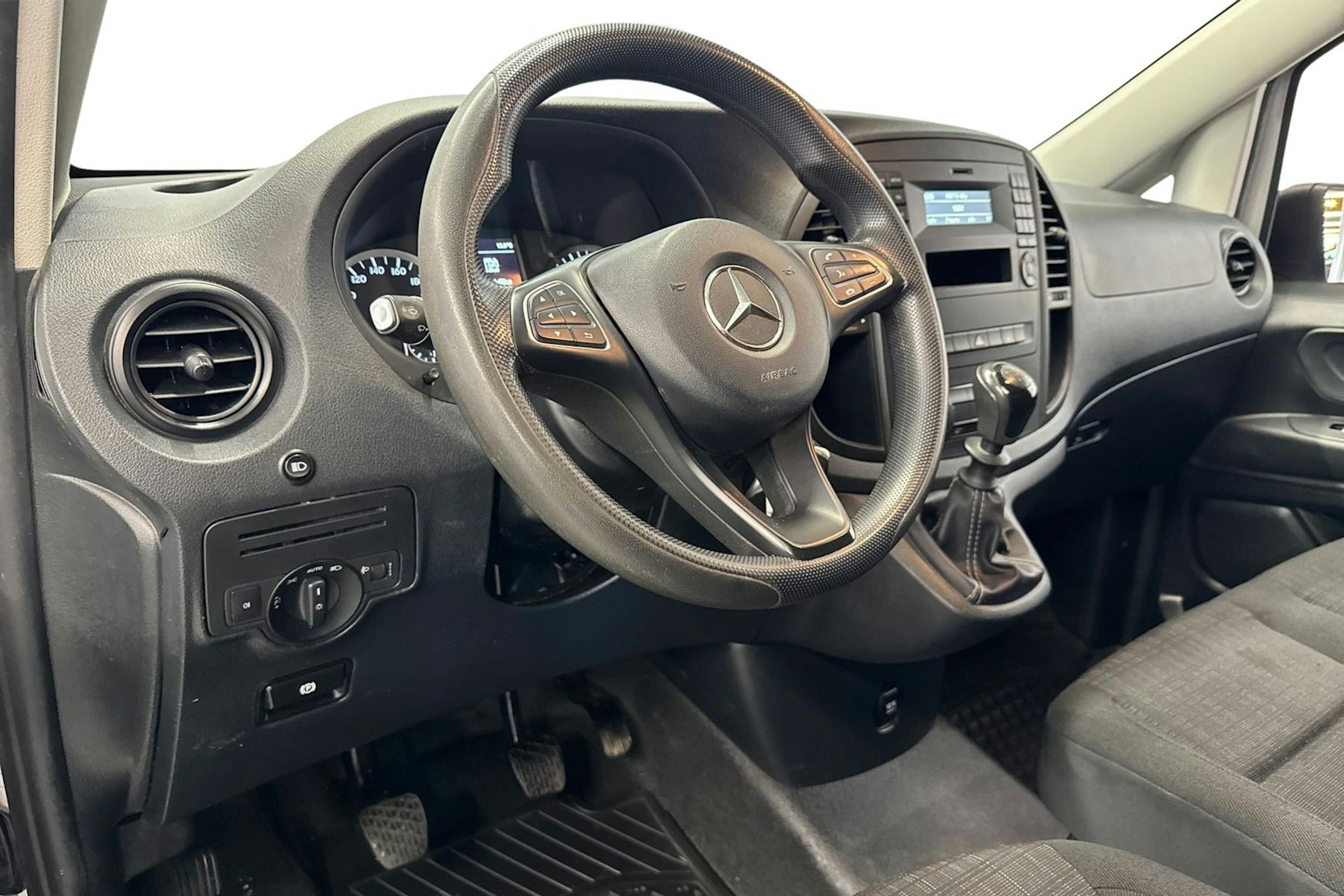 valkoinen Mercedes-Benz Vito 2018 kuva 7.