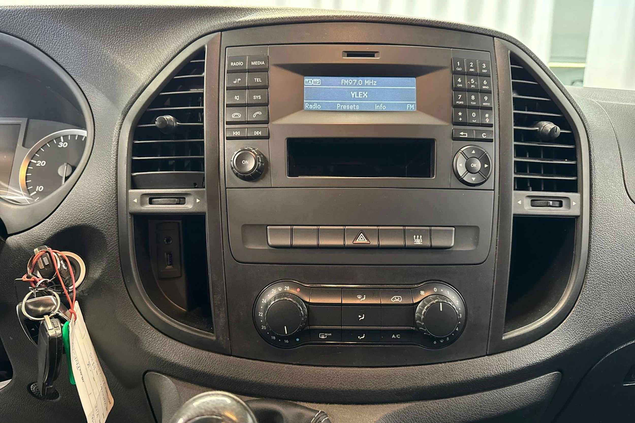 valkoinen Mercedes-Benz Vito 2018 kuva 13.