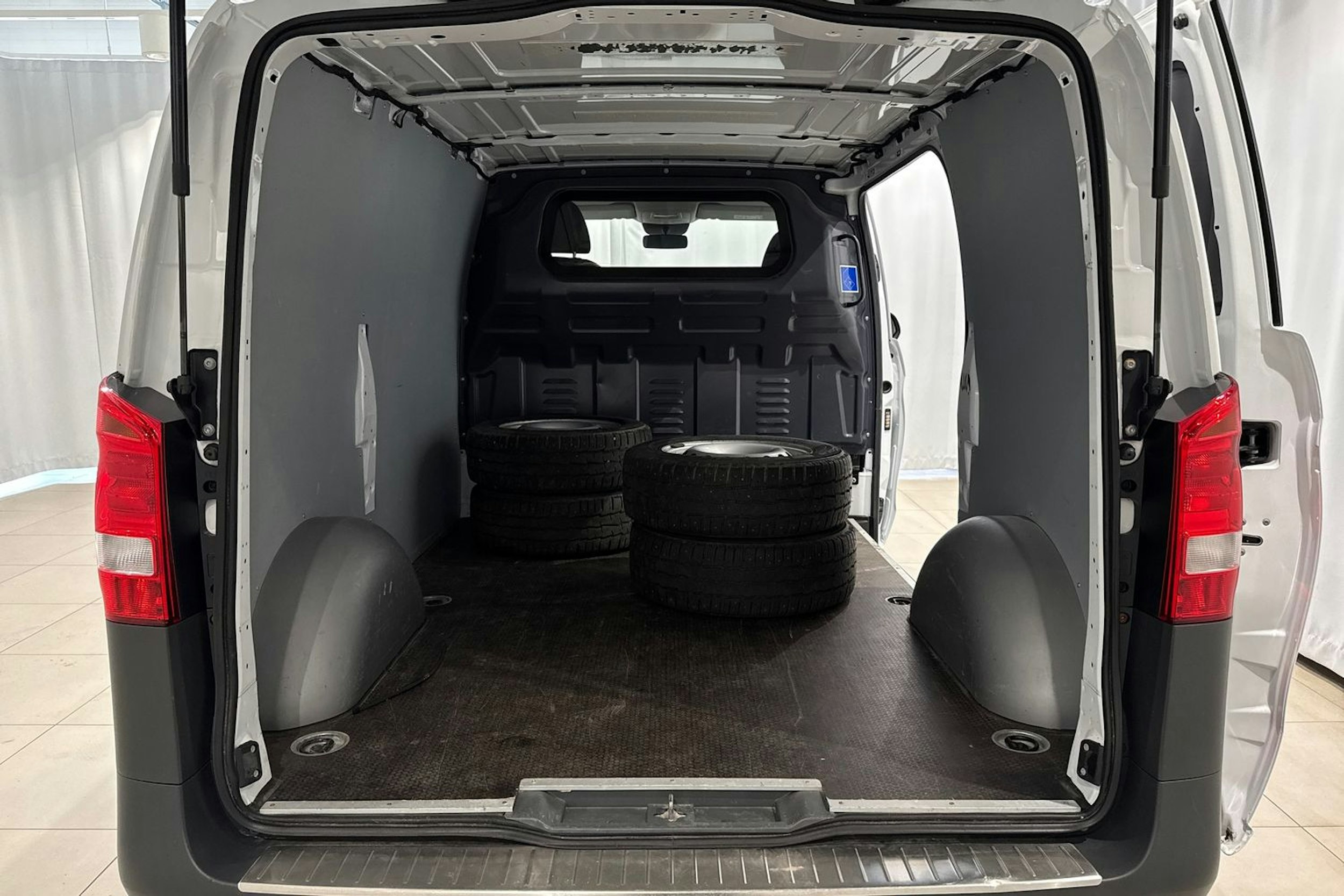 valkoinen Mercedes-Benz Vito 2018 kuva 15.