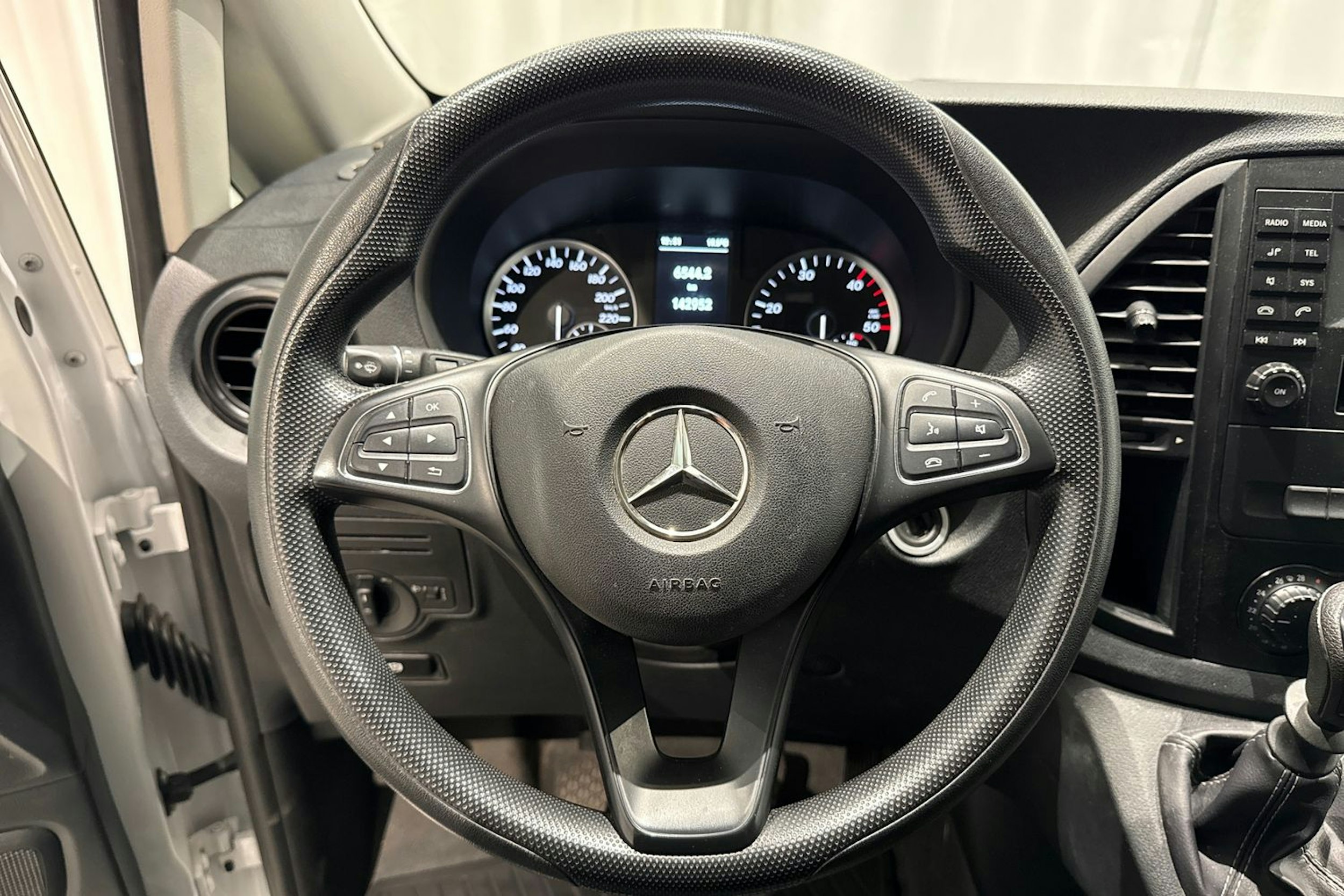 valkoinen Mercedes-Benz Vito 2018 kuva 16.