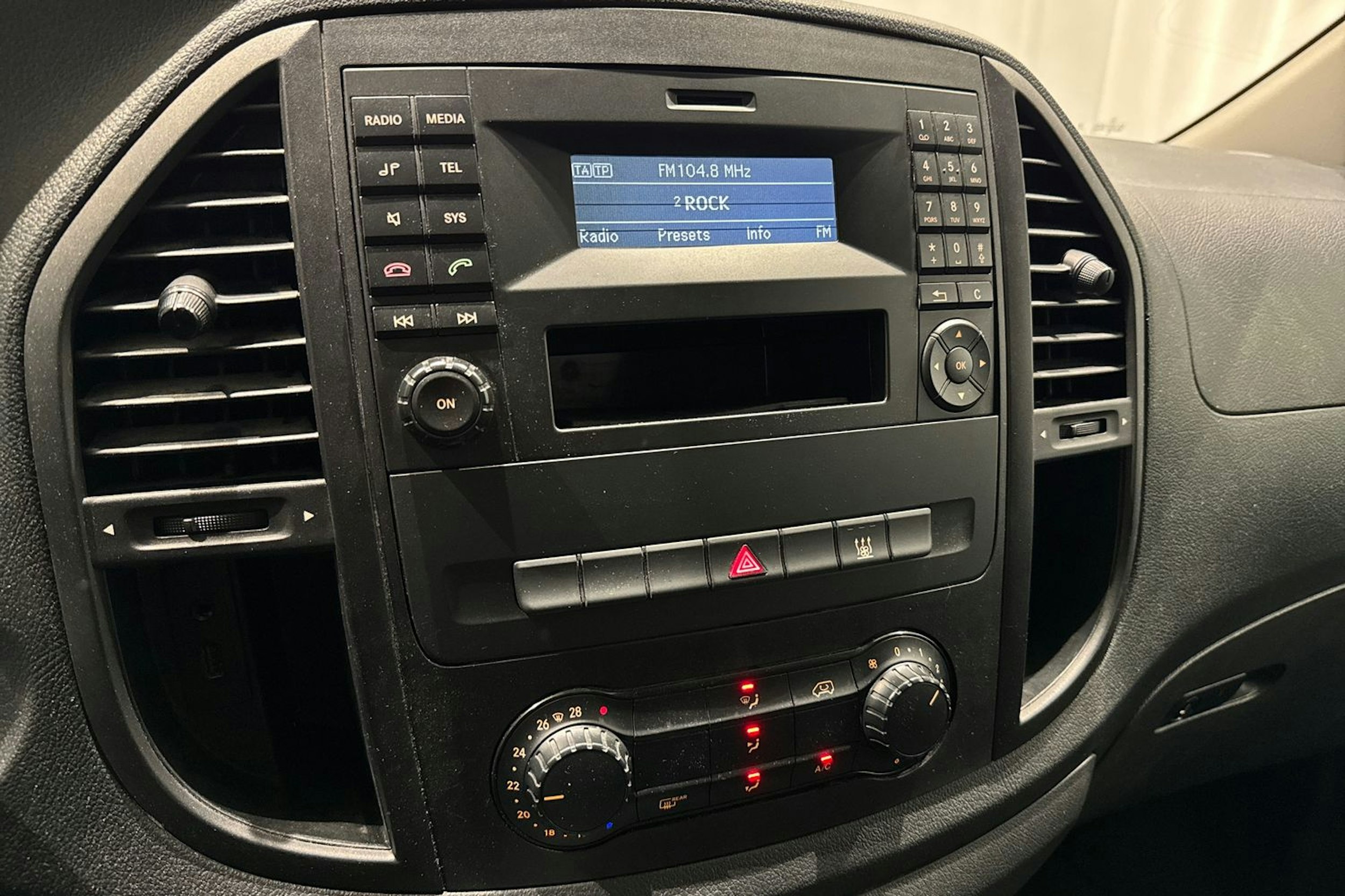 valkoinen Mercedes-Benz Vito 2018 kuva 18.
