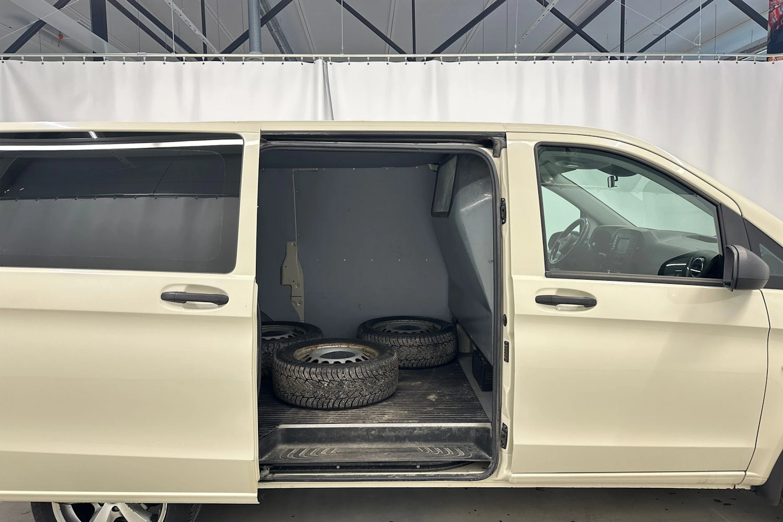 harmaa Mercedes-Benz Vito 2018 kuva 26.