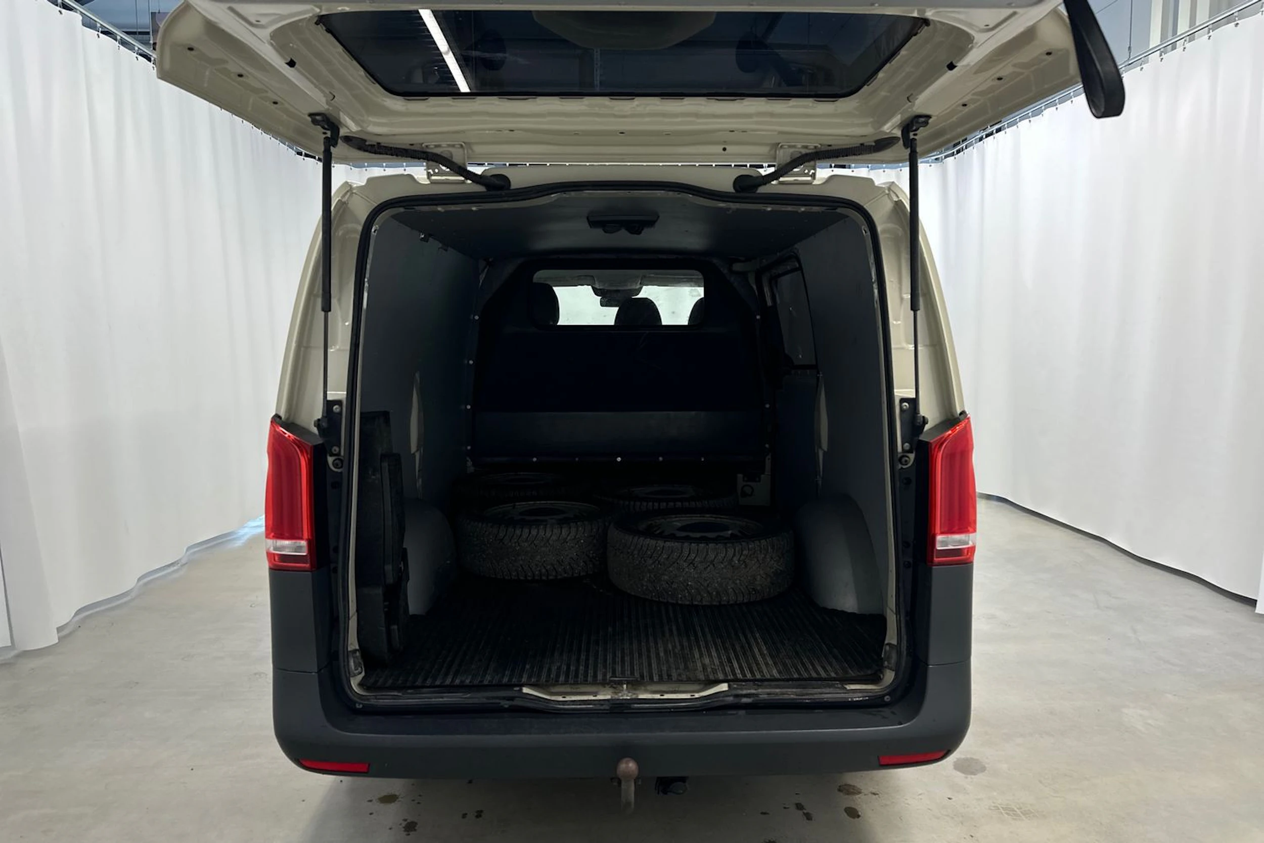 harmaa Mercedes-Benz Vito 2018 kuva 28.