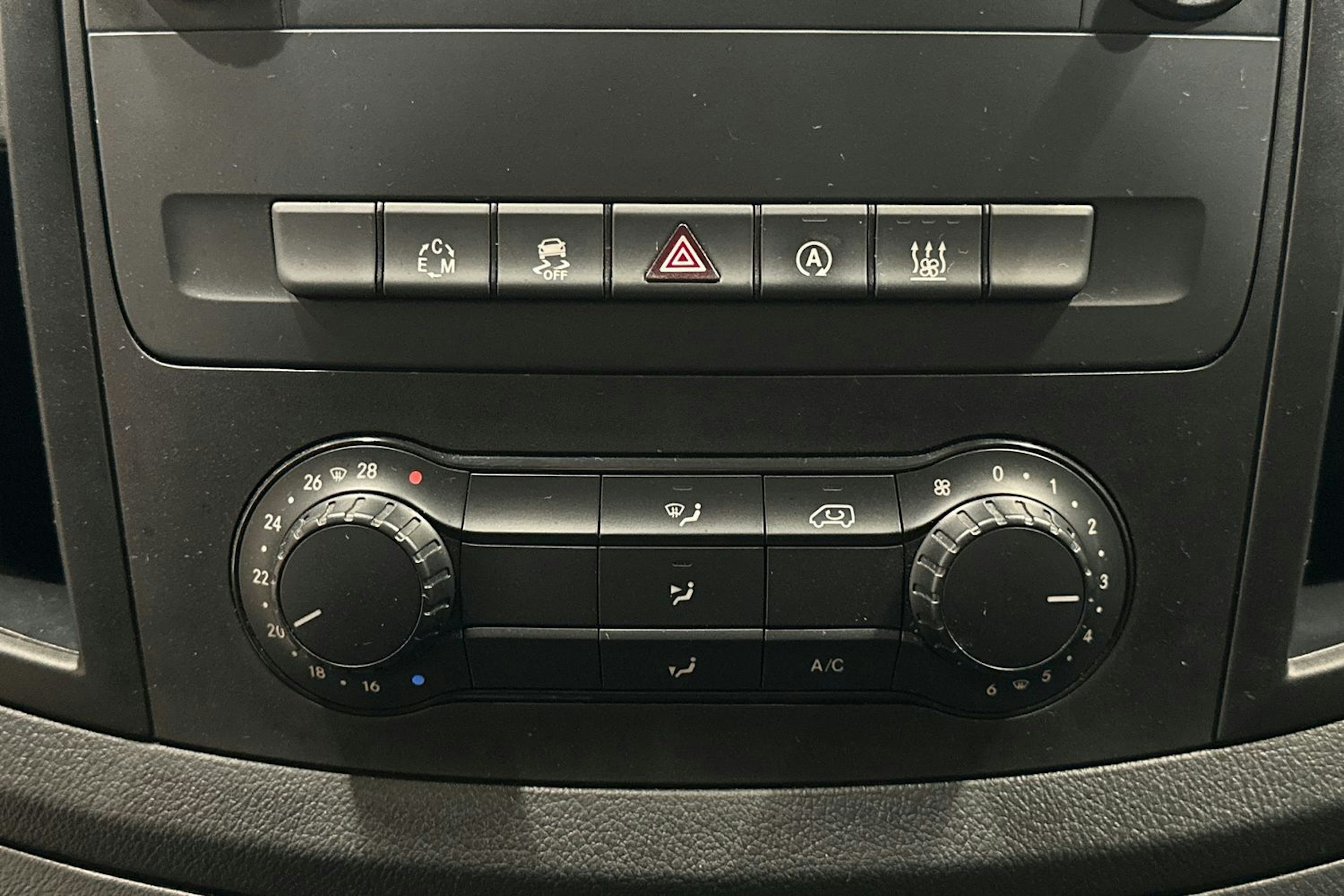 Musta Mercedes-Benz VITO 2018 kuva 19.