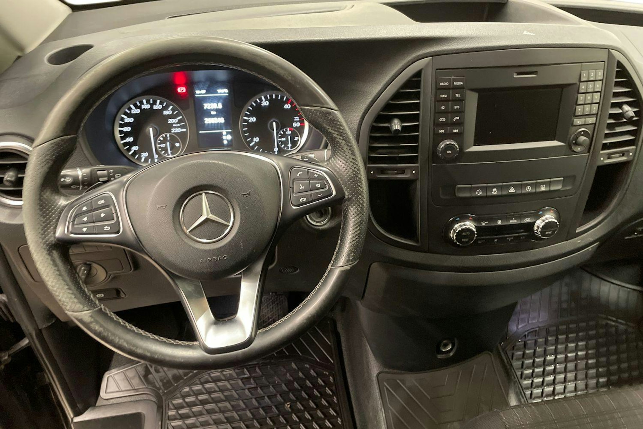 musta Mercedes-Benz Vito 2018 kuva 7.