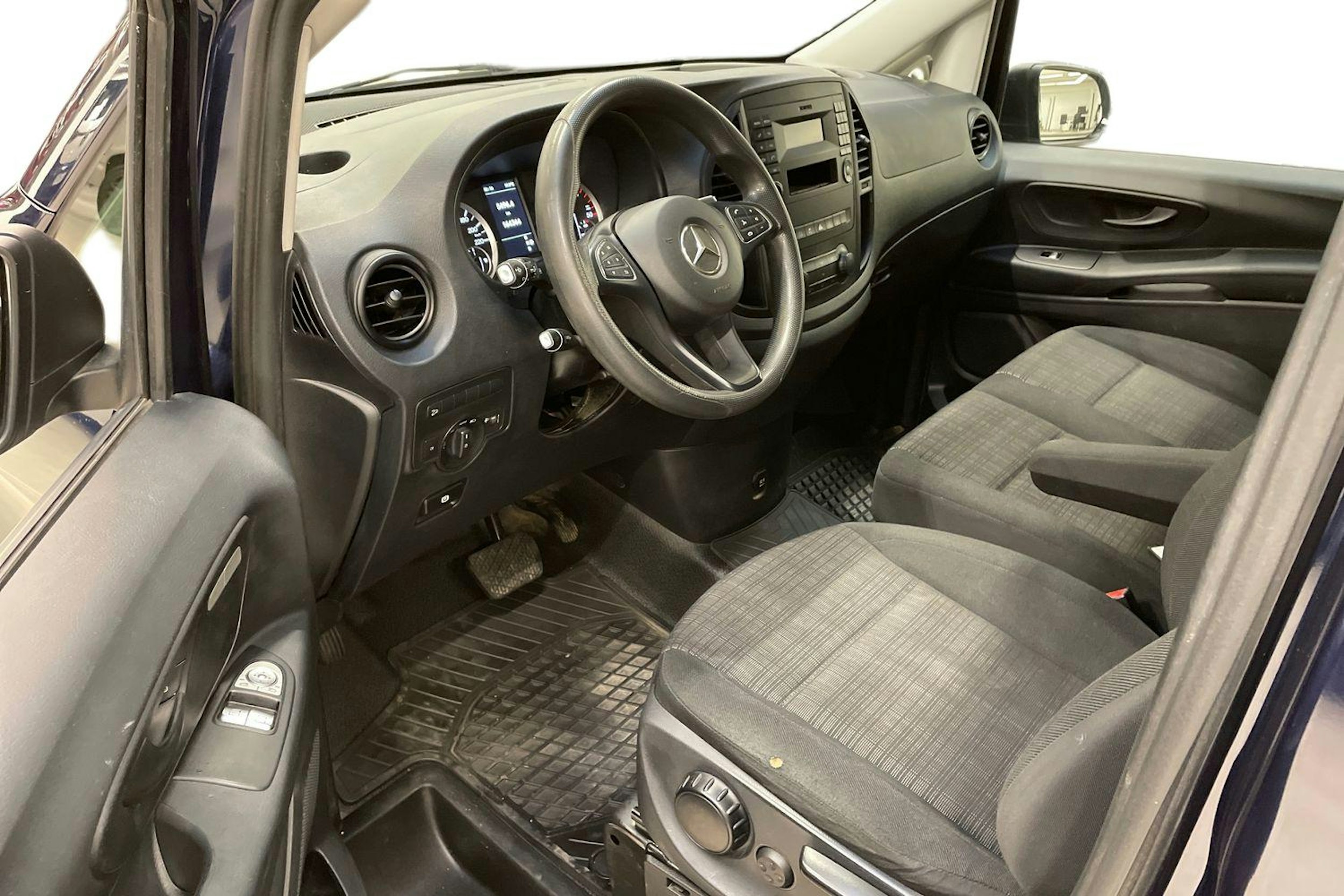 sininen Mercedes-Benz Vito 2018 kuva 8.