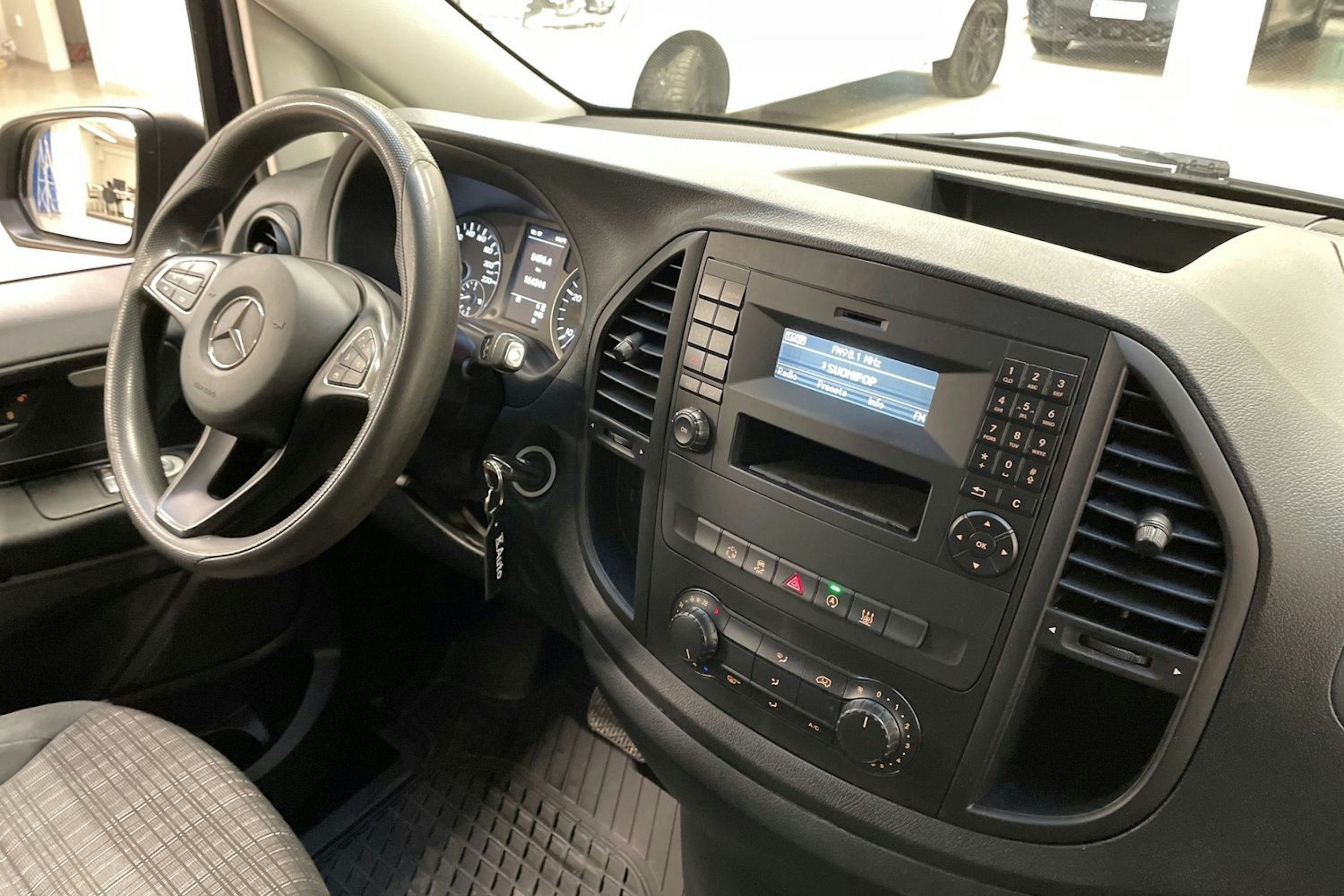 sininen Mercedes-Benz Vito 2018 kuva 15.