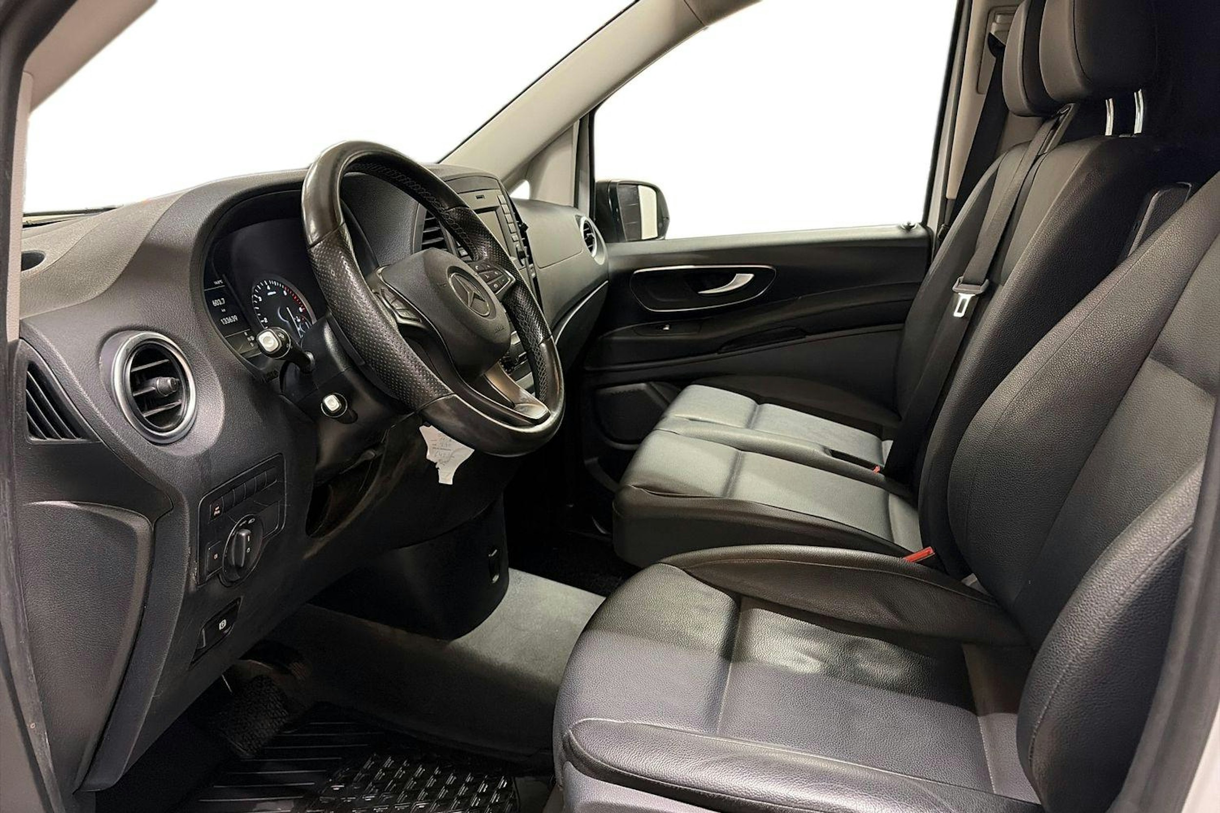 valkoinen Mercedes-Benz Vito 2019 kuva 8.