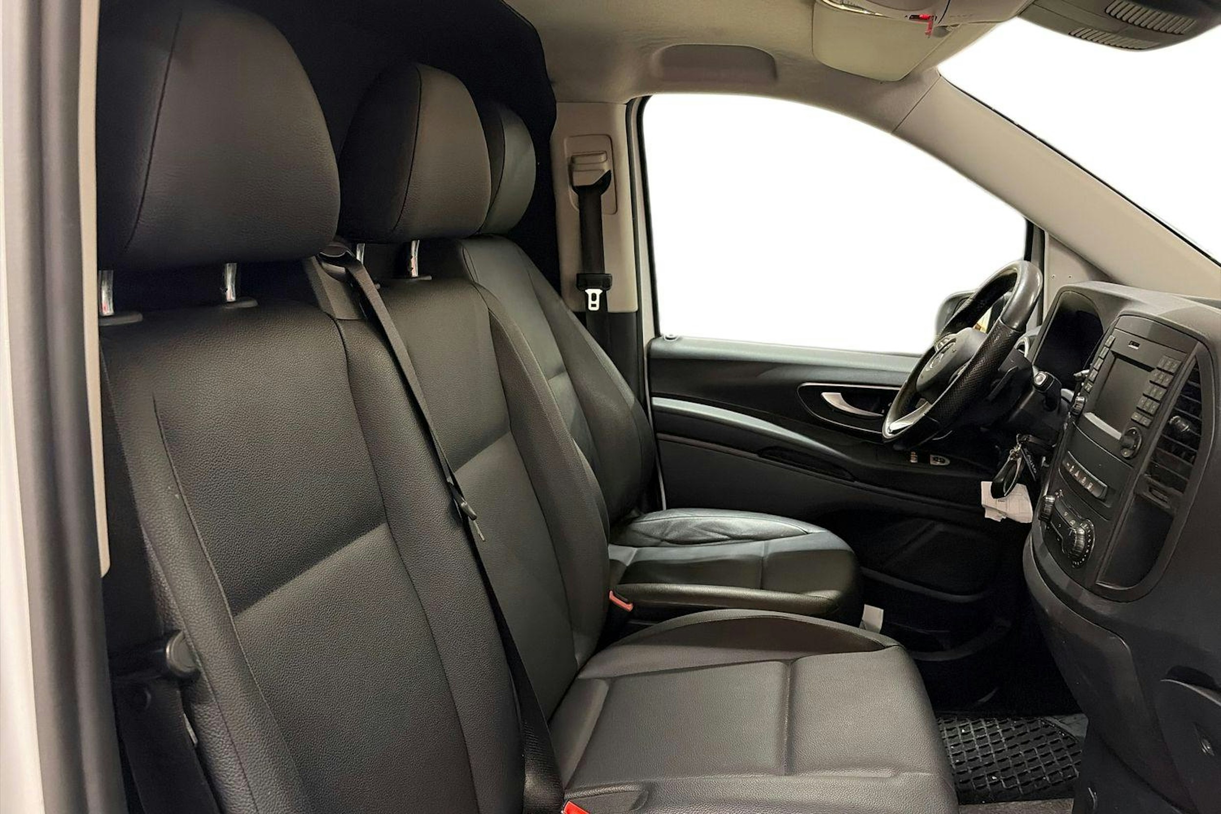 valkoinen Mercedes-Benz Vito 2019 kuva 11.