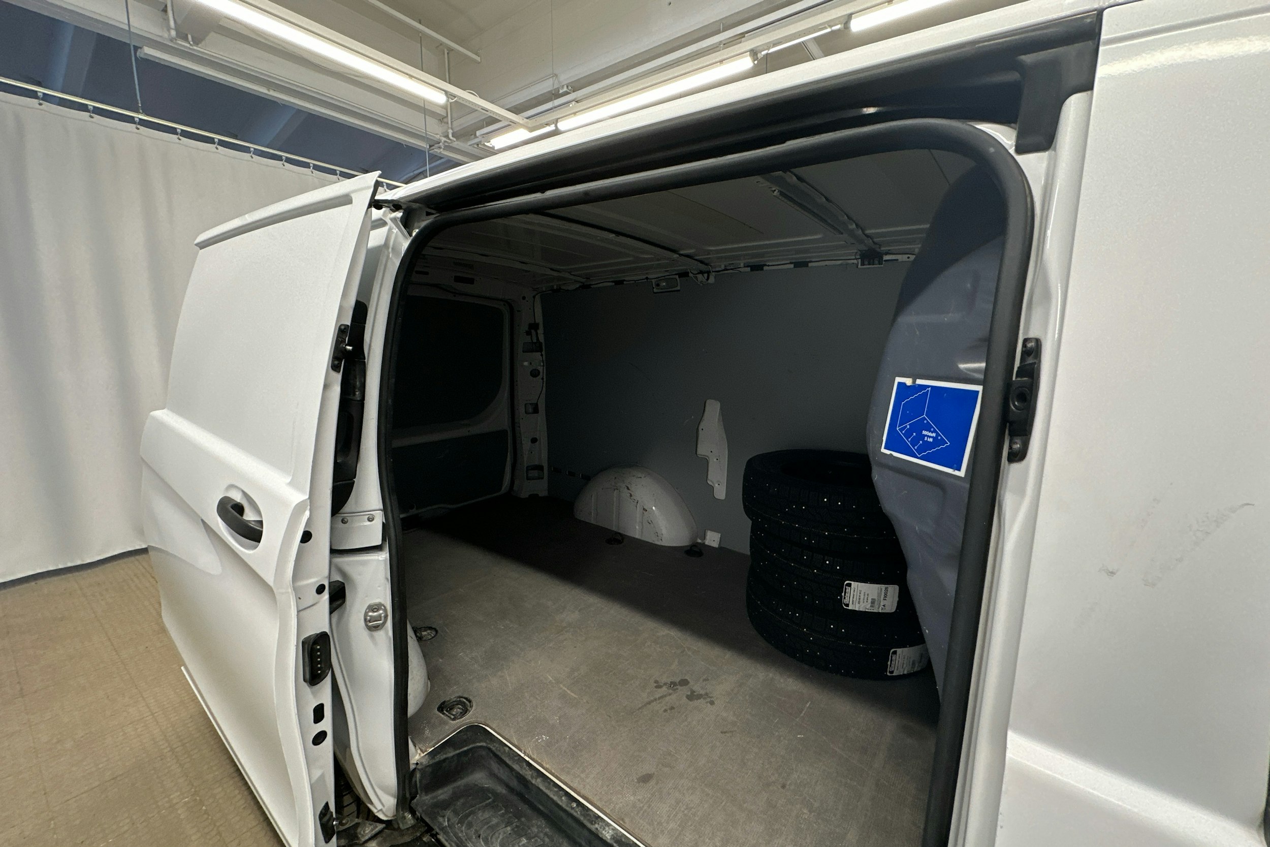 valkoinen Mercedes-Benz Vito 2019 kuva 19.