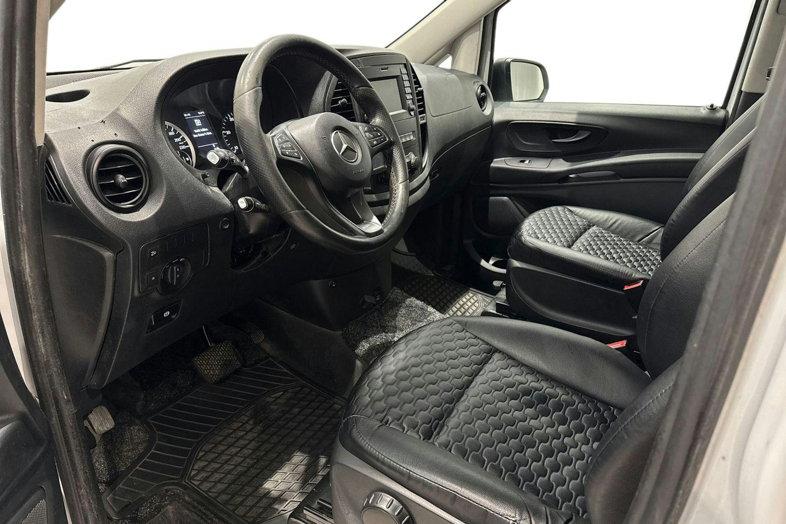 valkoinen Mercedes-Benz Vito 2019 kuva 7.